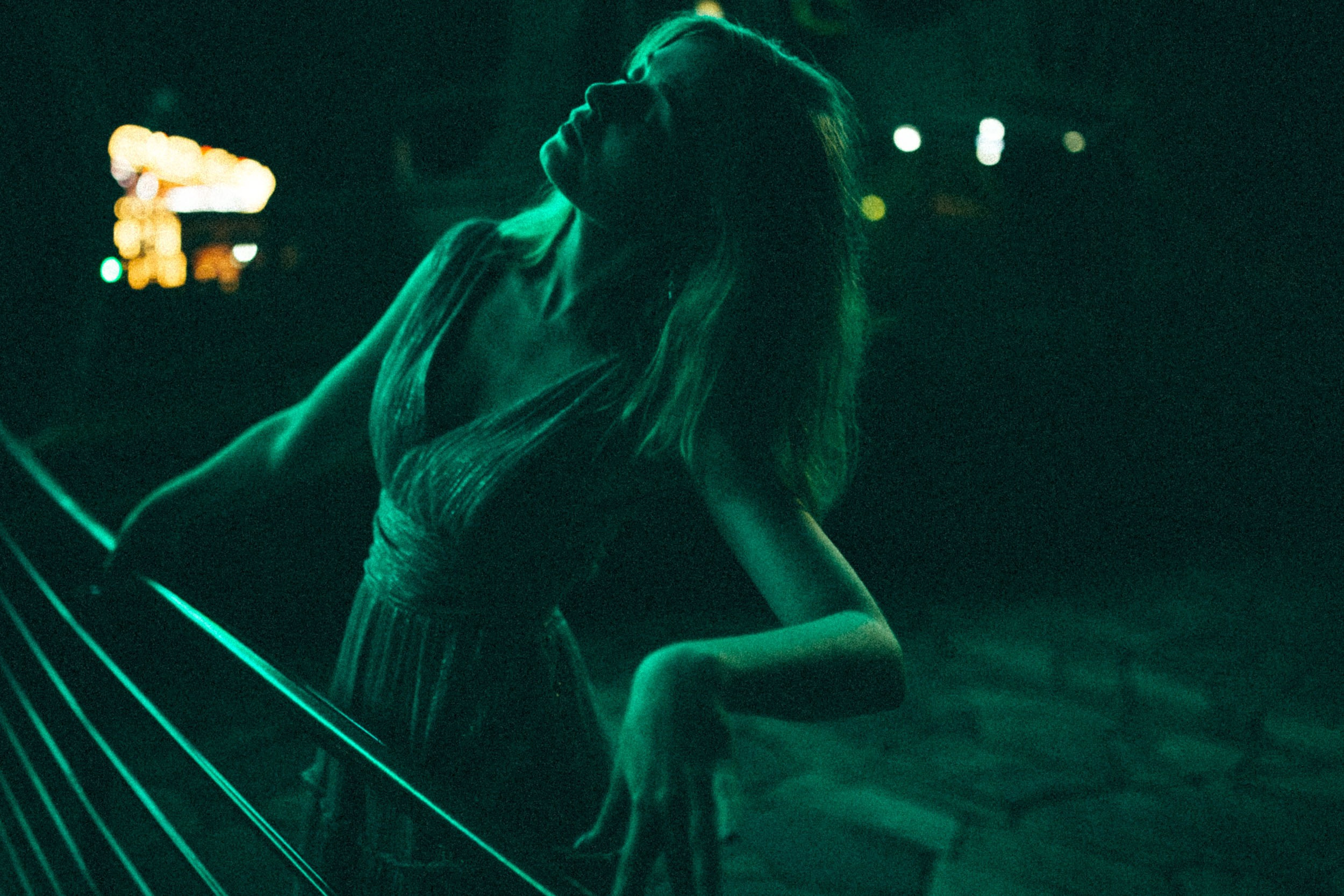 Девушка на прогулке в парке развлечений