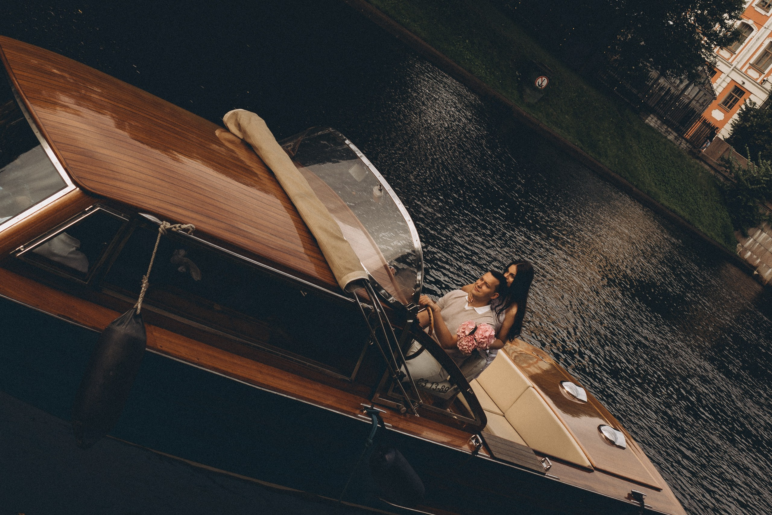 СВАДЕНБНАЯ СЬЕМКА НА КАТЕРЕ ПО КАНАЛАМ САНКТ-ПЕТЕРБУРГА И В АКВАТОРИИ НЕВЫ. Профессиональный фотограф, Санкт-Петербург — Виктория Богомолова