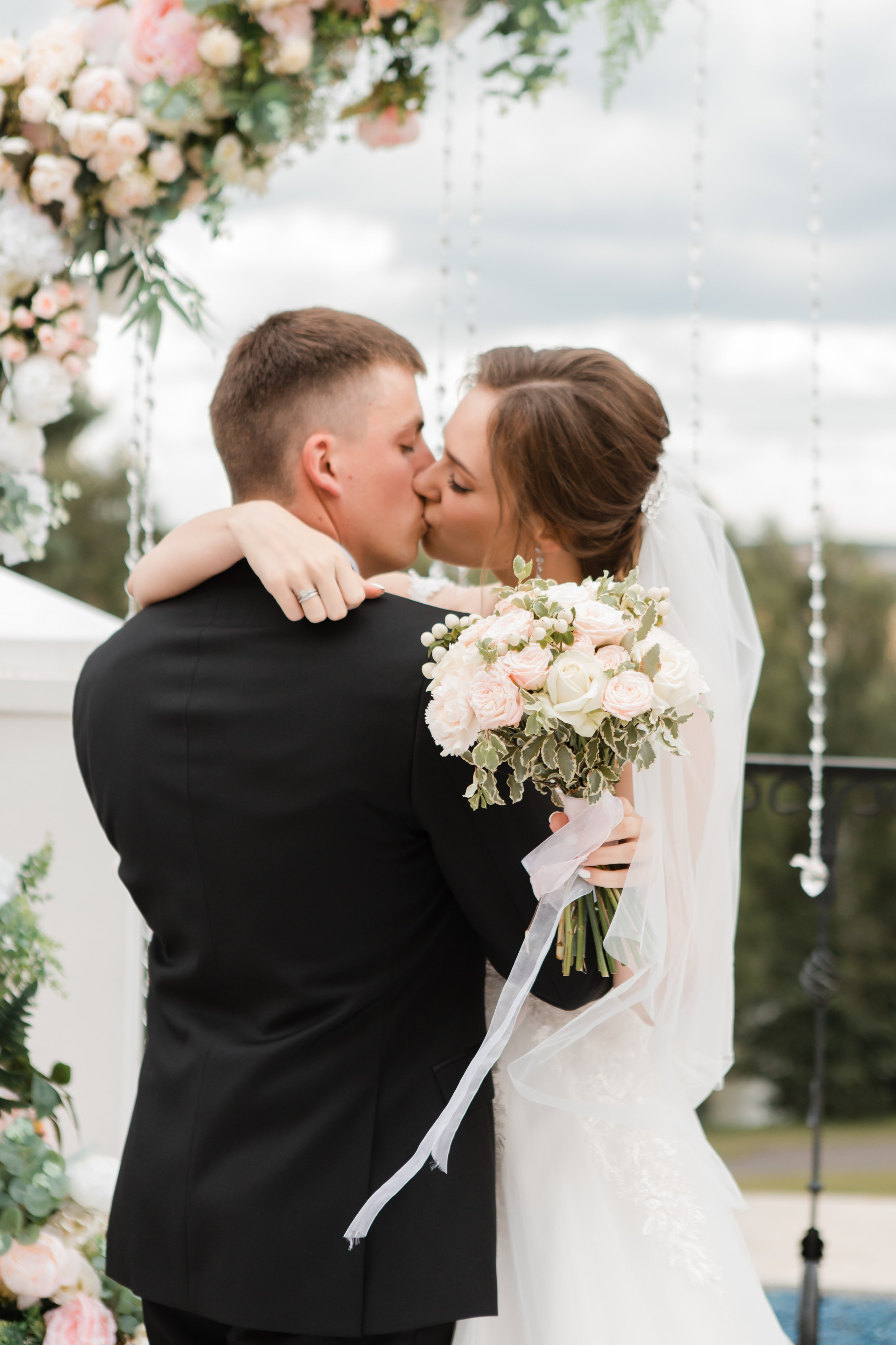 Свадебная фотосъемка Михаила и Ольги. День нашей свадьбы. Видеосъемка и фотосъемка свадеб. Фотограф и оператор на свадьбу. Видеосъемка подкастов, собственная видео-фотостудии. Предметная фотосъемка