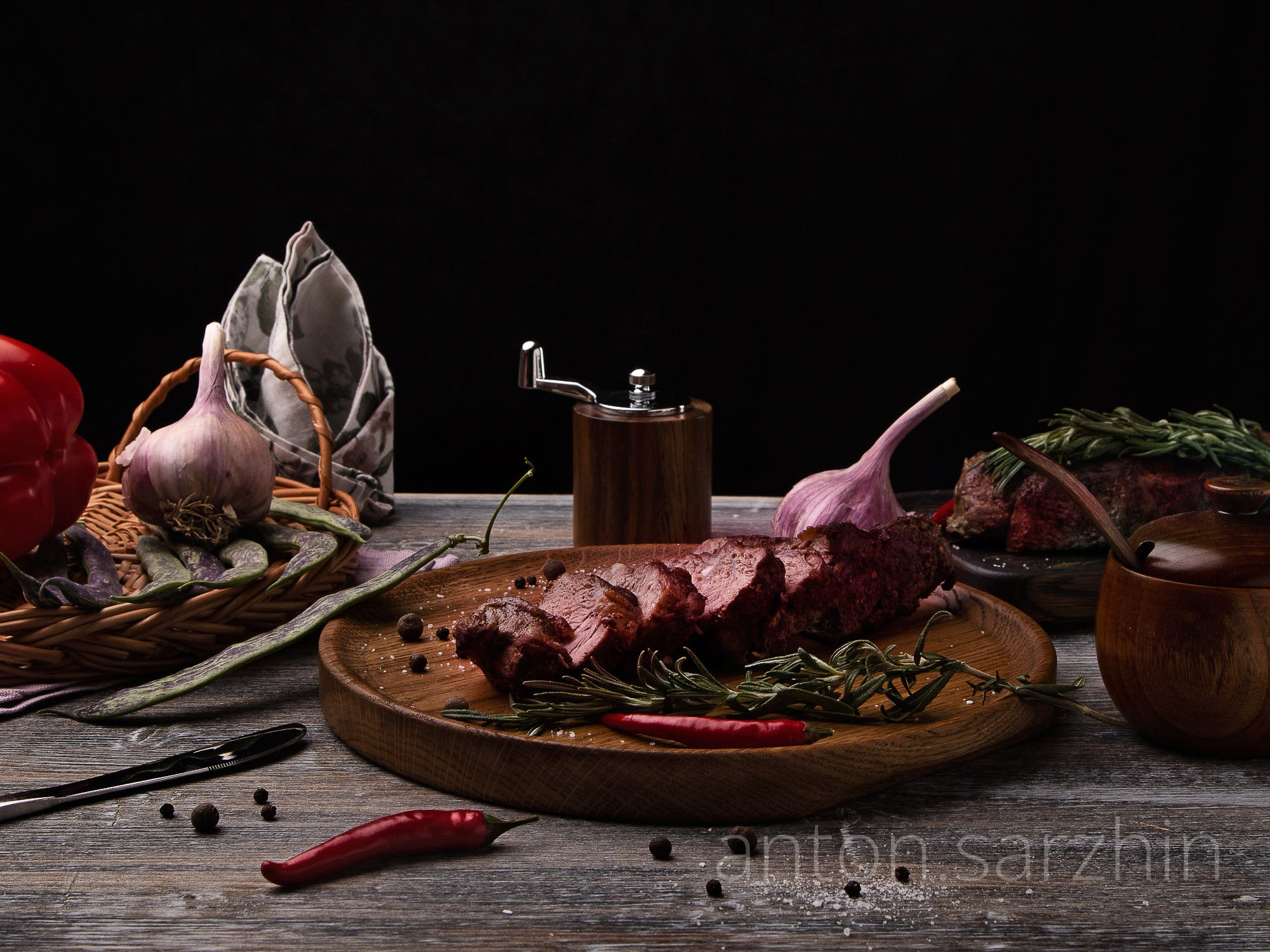 Фуд съемка стейка с кровью на черном фоне