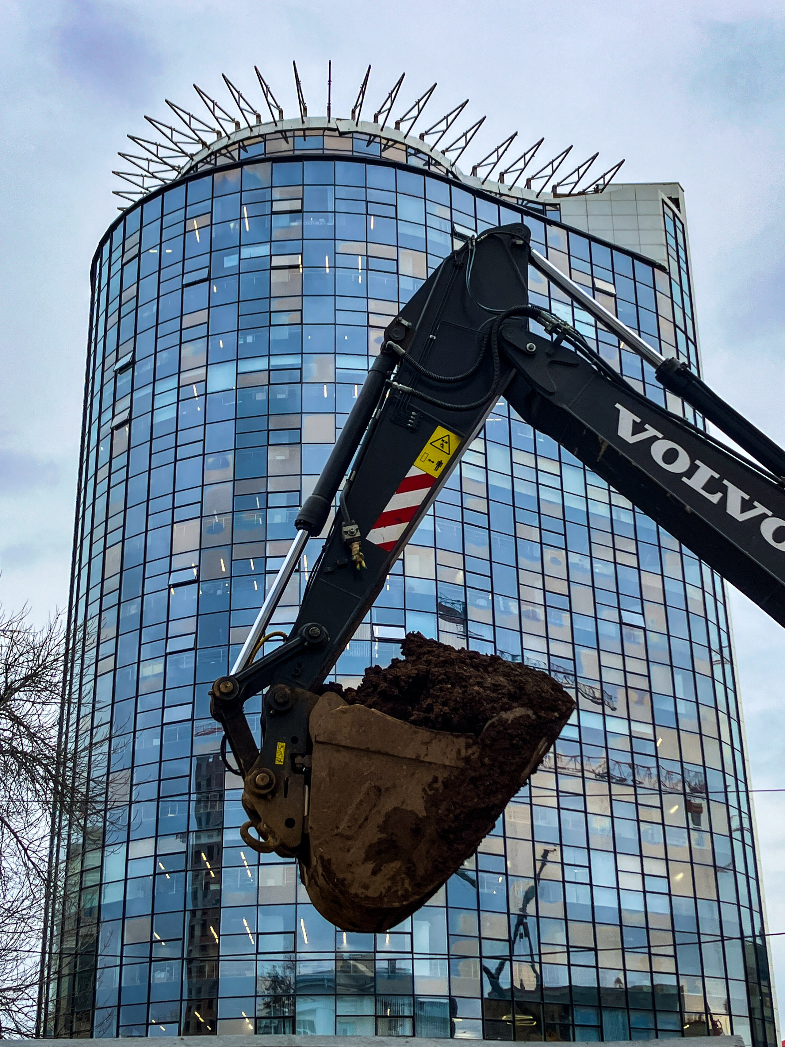 Ковш экскаватора на фоне Евразийского НОЦ