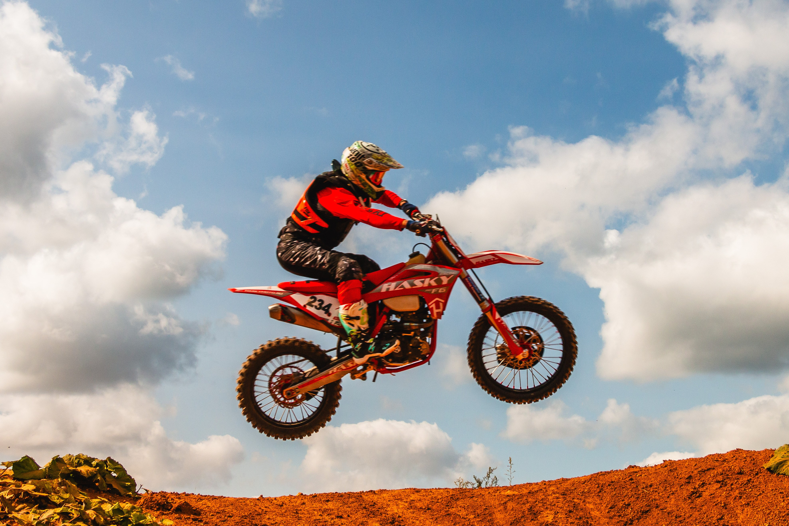 Мотокросс БелкамМОТОспорт. Ижевск. Мотоциклист прыгает трамплин