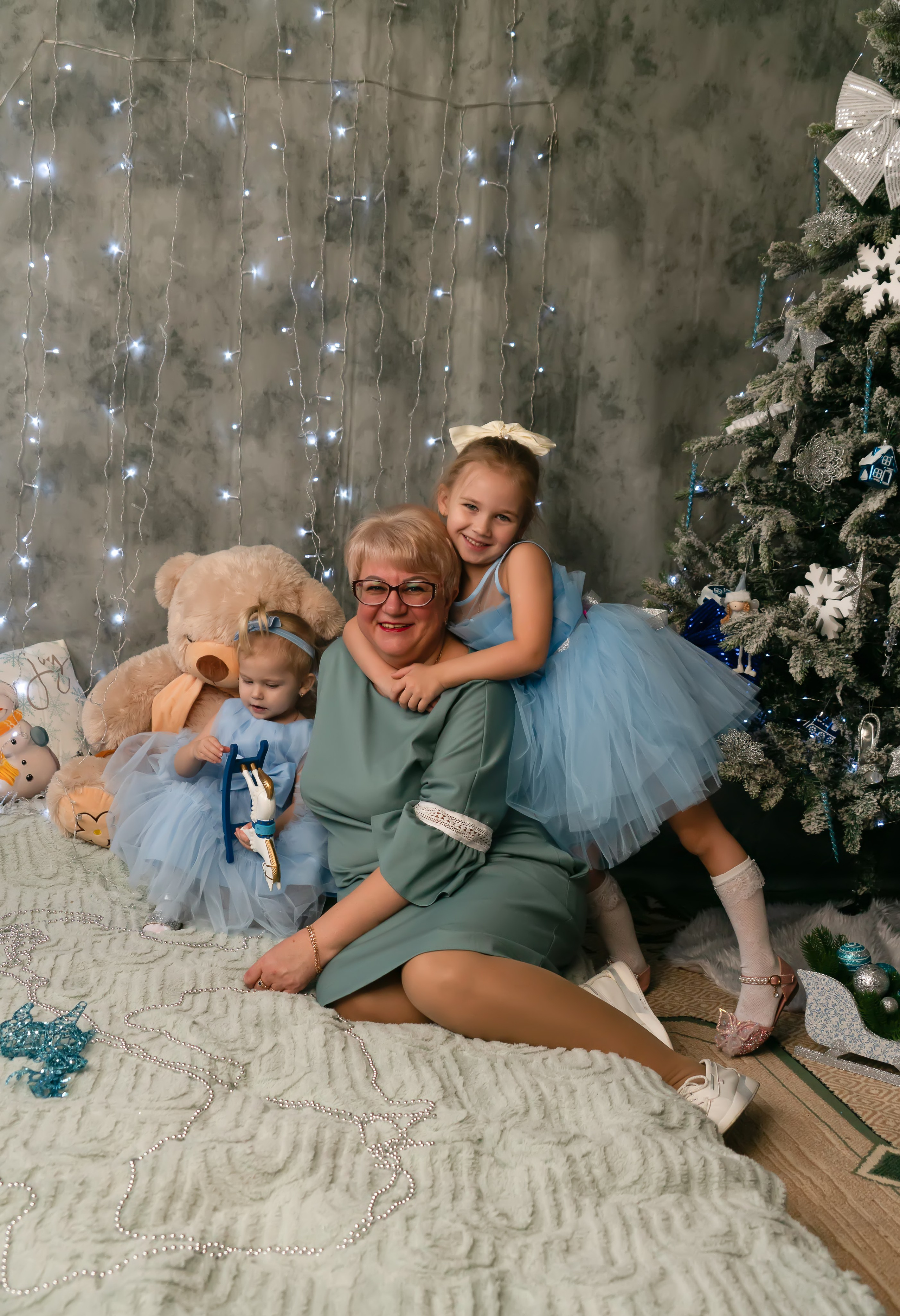 Бабушка и 2 сестренки- Новый год. Семейный и детский фотограф Тула Ясногорск Тульская область Надежда Кукушкина