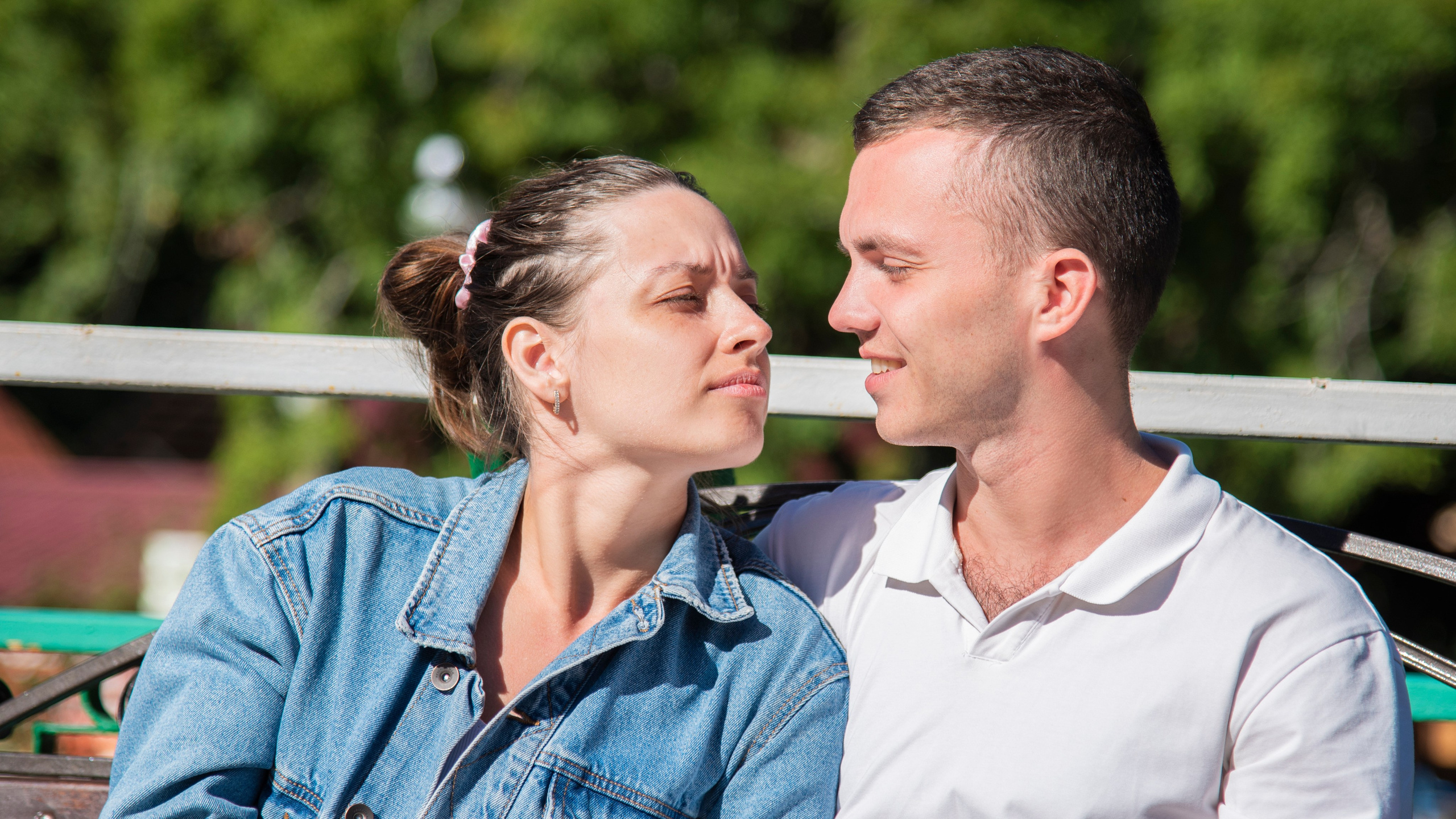 Молодая пара влюблённых. Джинсовая куртка, красивая девушка, красивая пара, Абхазия. Озеро Рица