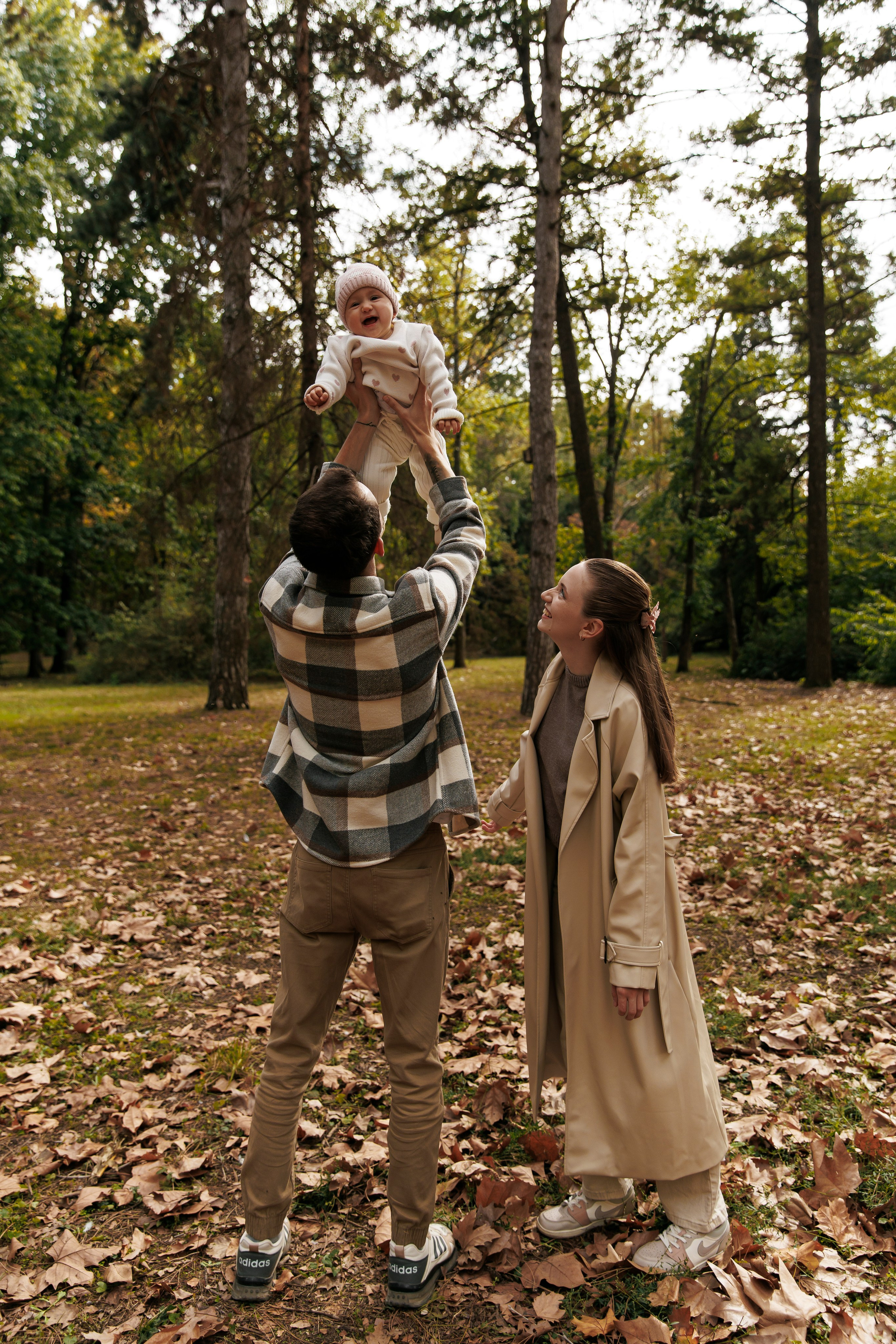 «Embracing Autumn: A Family Adventure Amidst Golden Leaves»