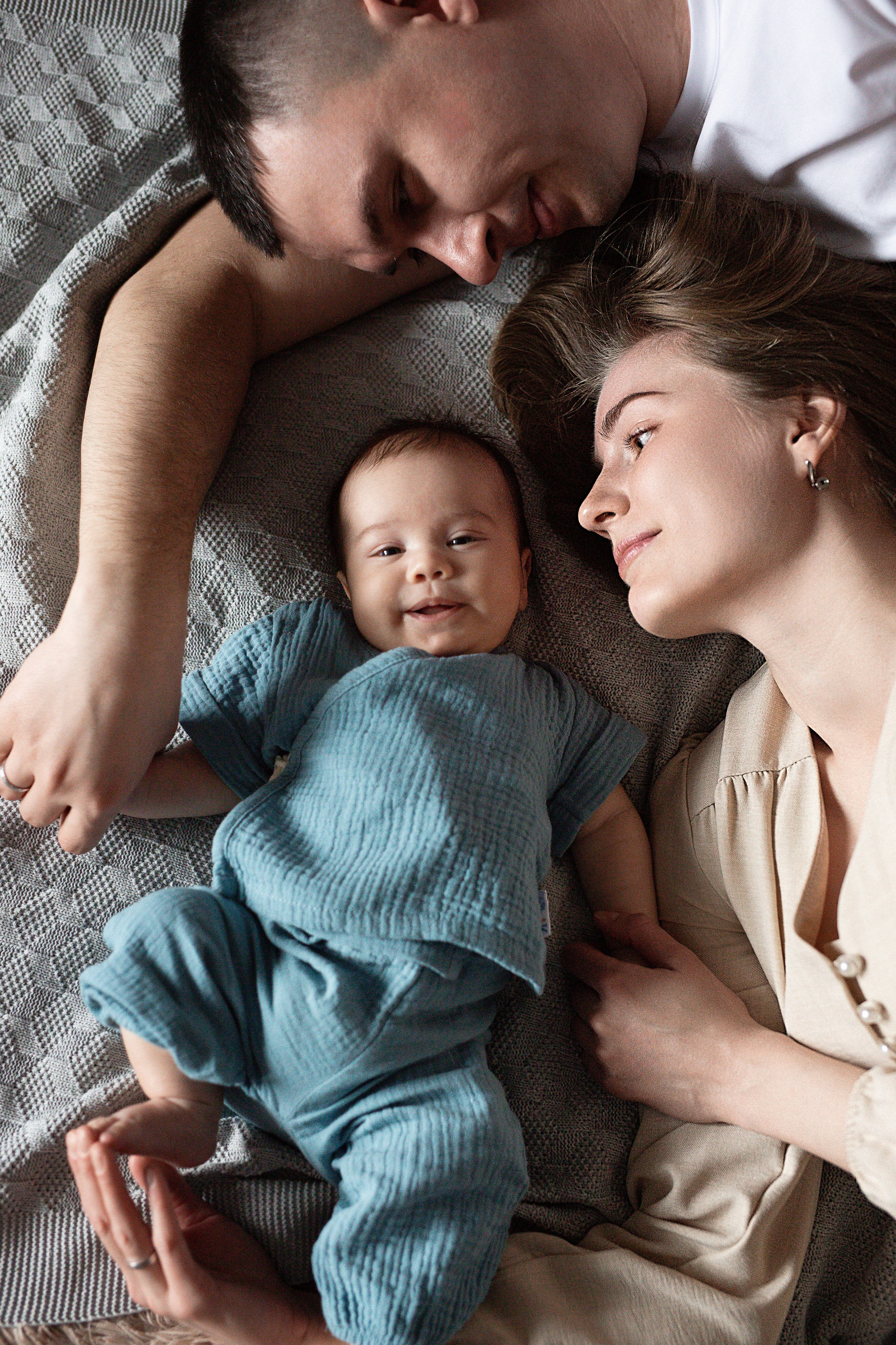Оля, Андрей, Даня и Паша, домашняя фотосессия с грудничком. Семейный фотограф в Москве Марина Петра