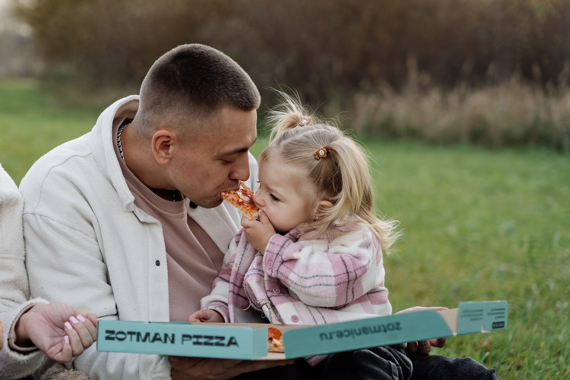 Мира и Тая на прогулке с родителями. Фотограф в Красноярске. Юлия Чаушанская