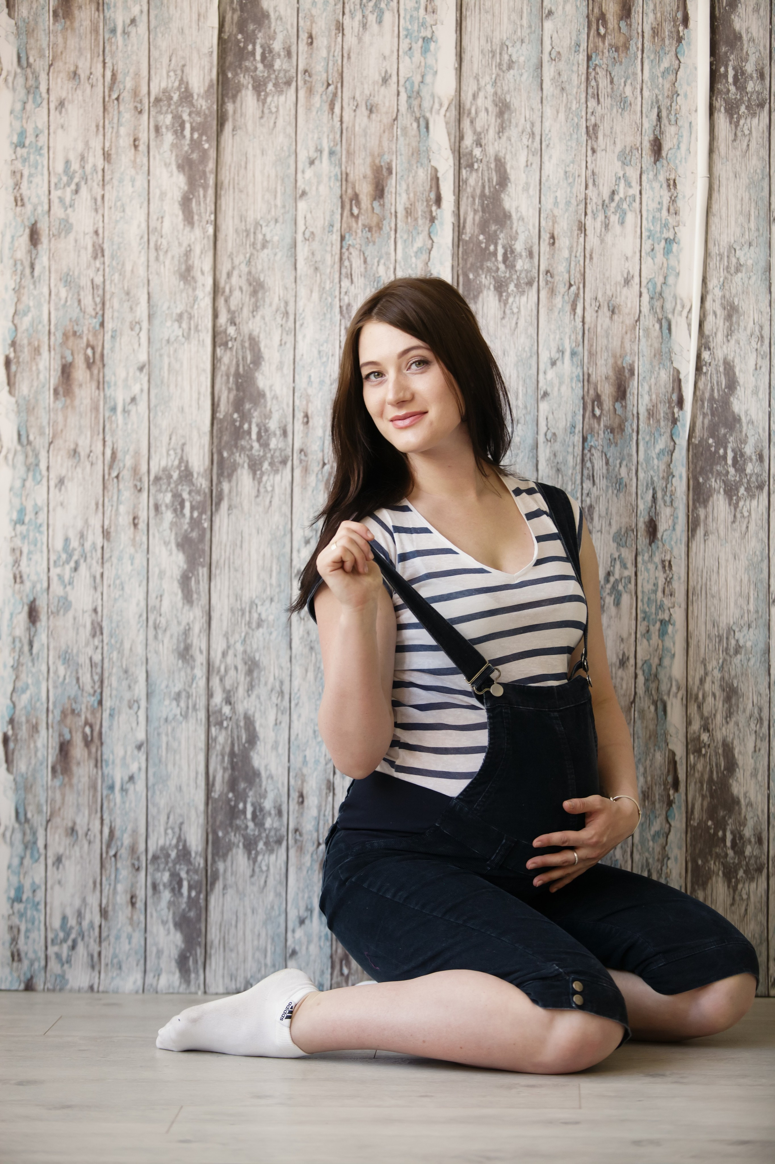 Съемка для двух беременных подруг в светлой студии. Фотографы в Москве Светлана Устинова и Сергей Грачев