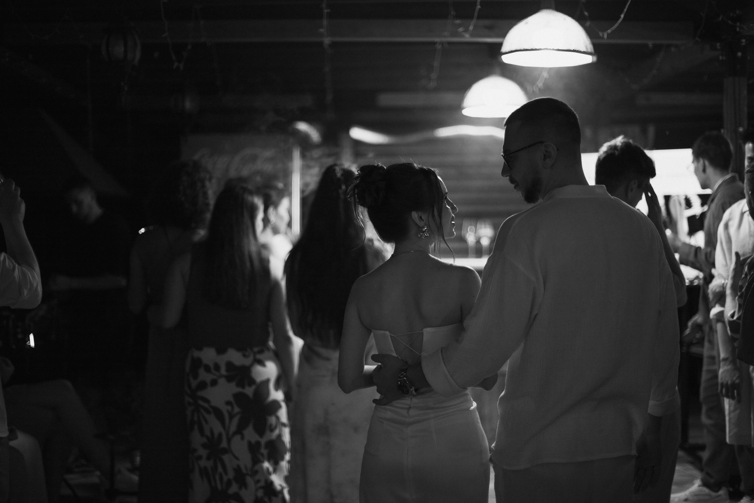 Фотосессия вечеринки у бассейна с видом на горы. Свадебный, репортажный и портретный фотограф Сочи, Краснодар. Александра Зайцева