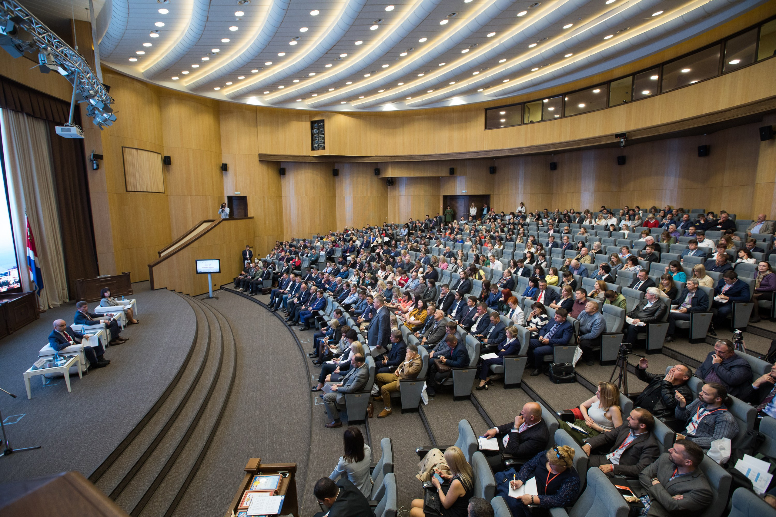 Пленарное заседание «Бизнес у моря». Репортажный фотограф во Владивостоке
