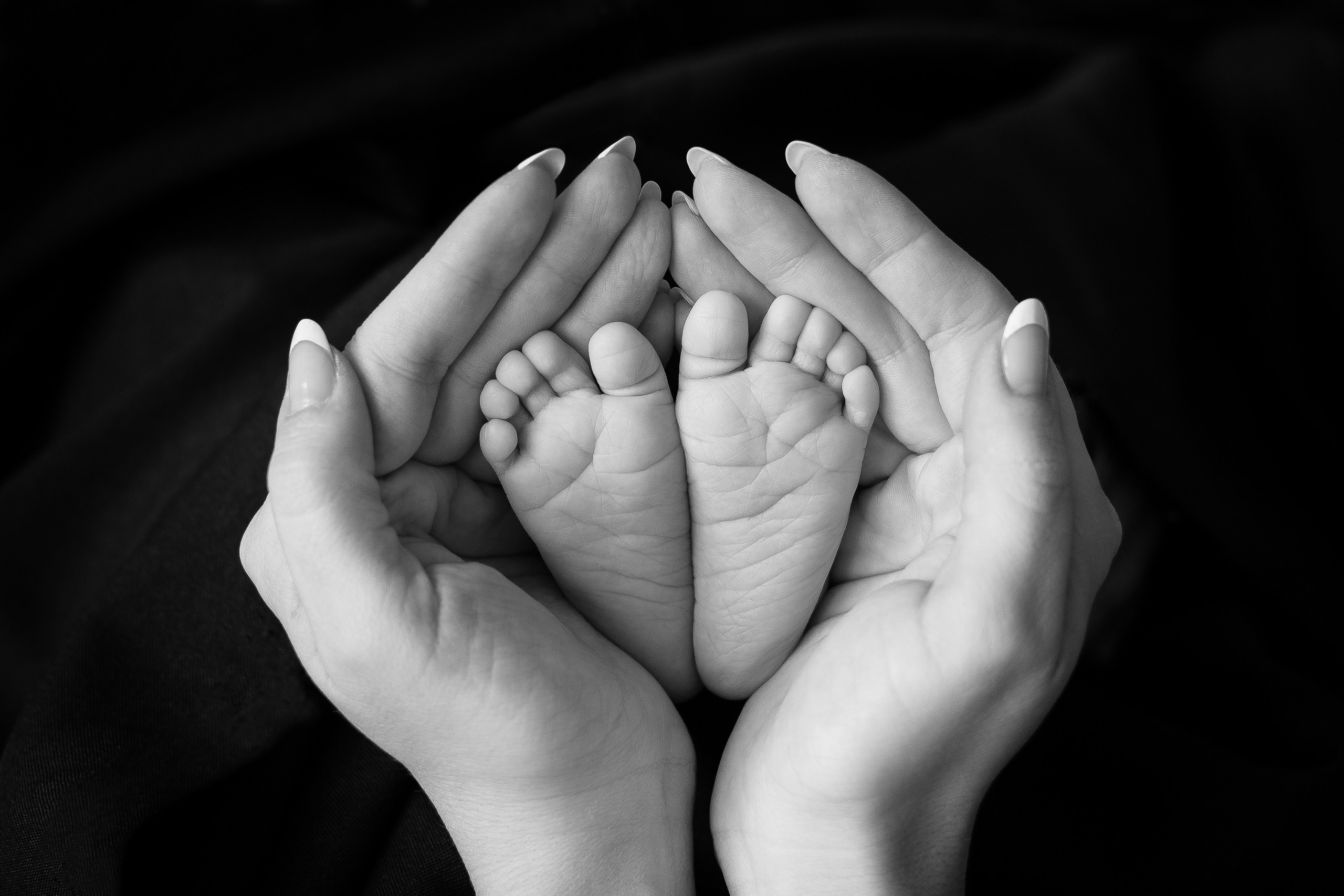 Таинственные чёрно-белые снимки новорождённых крох и кадры с руками родителей