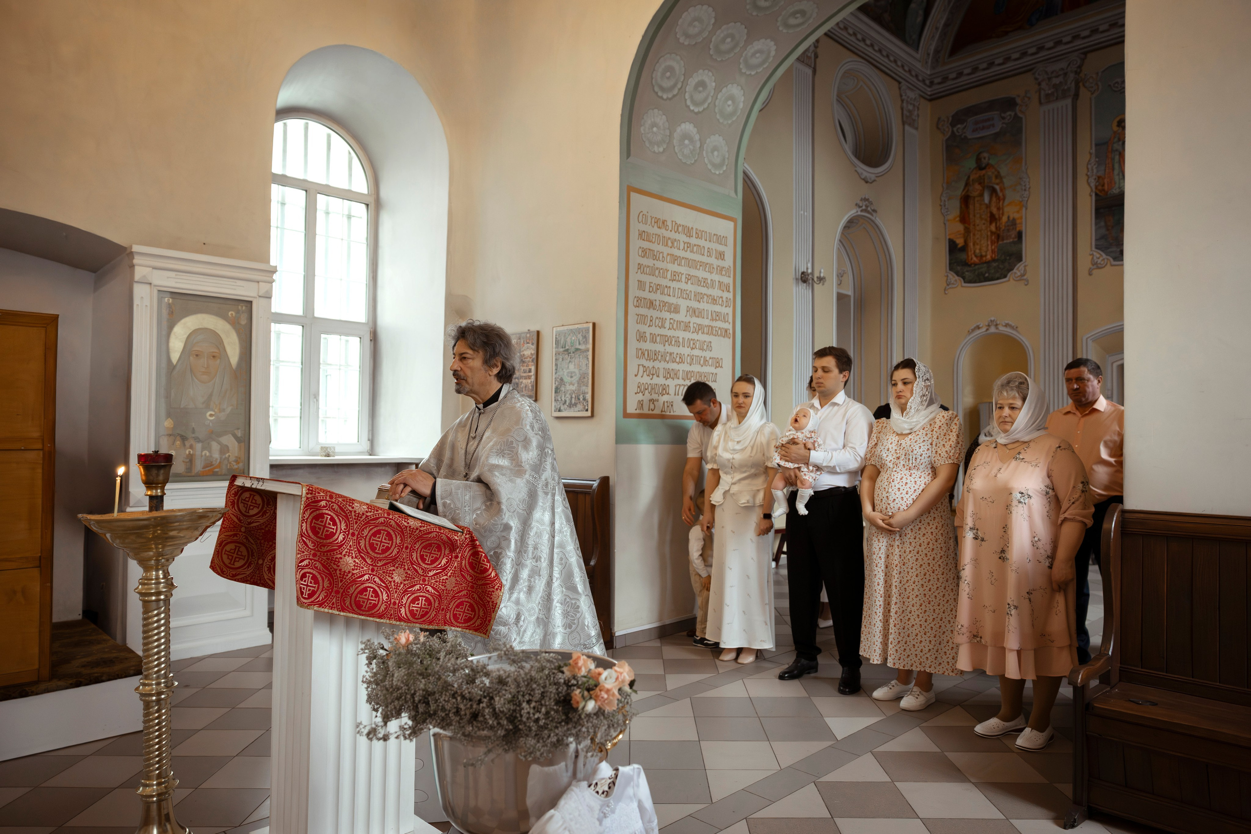 Таинство Крещения младенца в храме свв. Бориса и Глеба в Белкино (г.Обниск, Калужская обл.). Надежда Стар семейный и церковный фотограф в Жукове и Калужской области