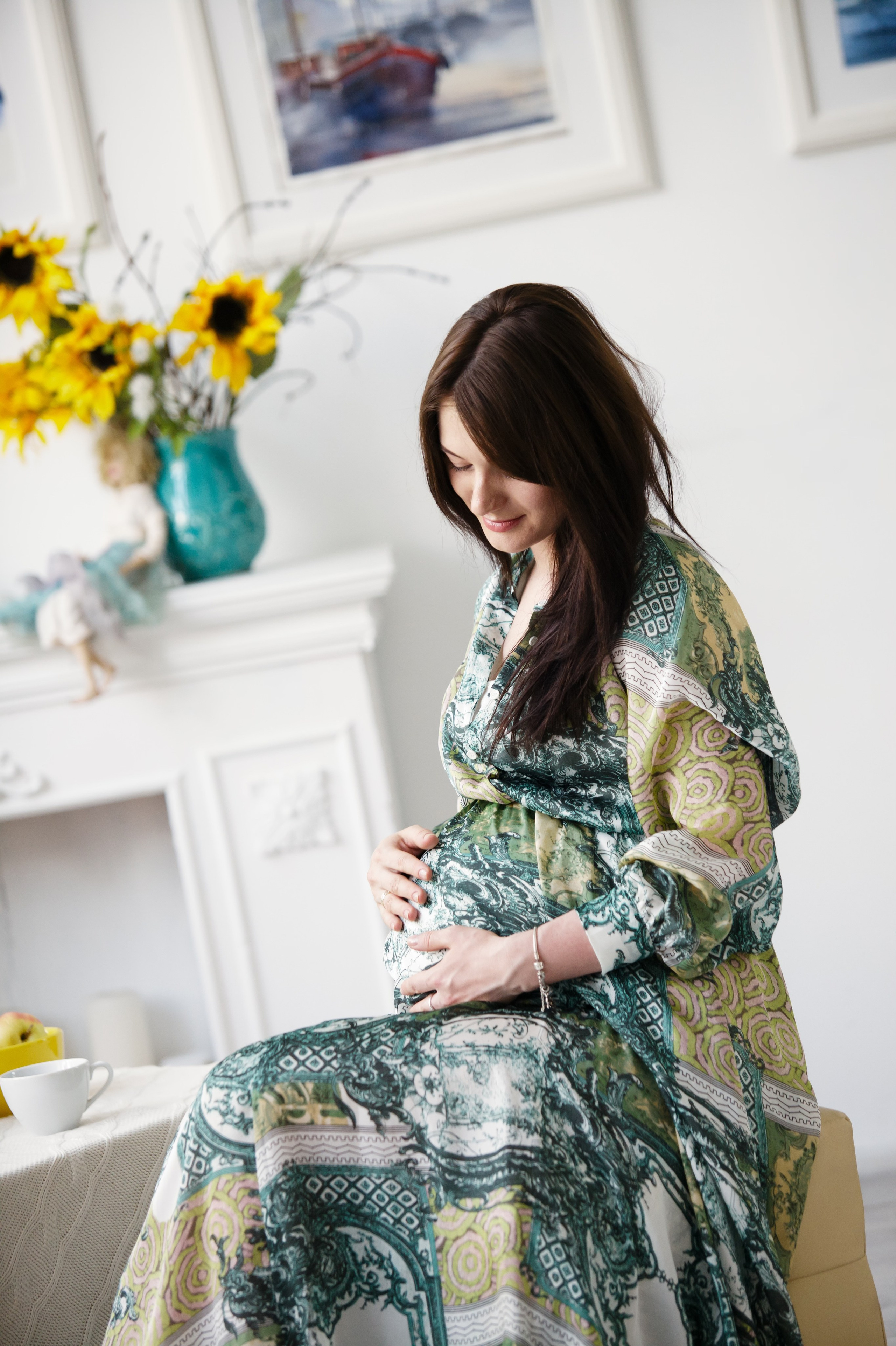 Съемка для двух беременных подруг в светлой студии. Фотографы в Москве Светлана Устинова и Сергей Грачев