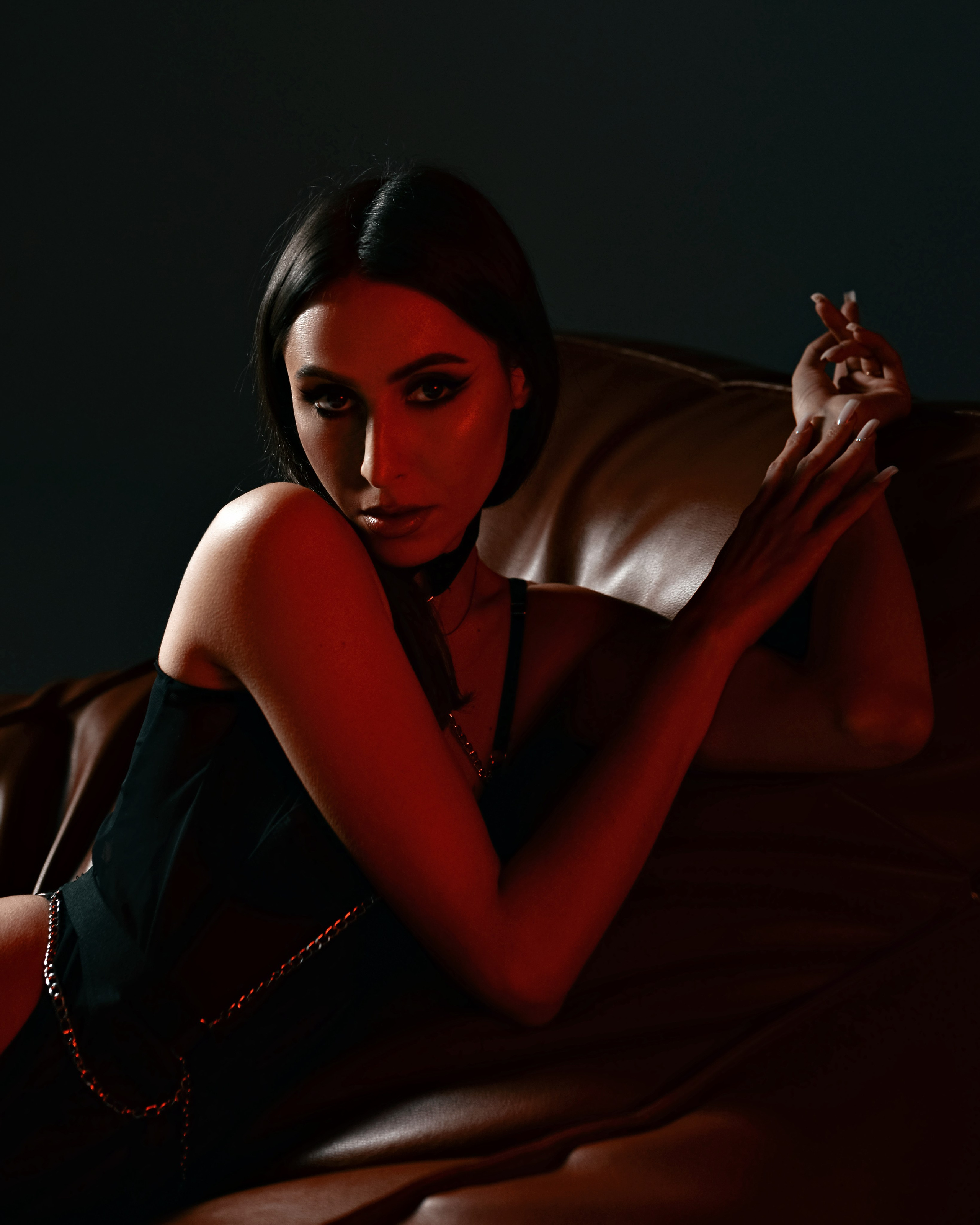 Крупный план девушки в белье под студийным искусственным освещением