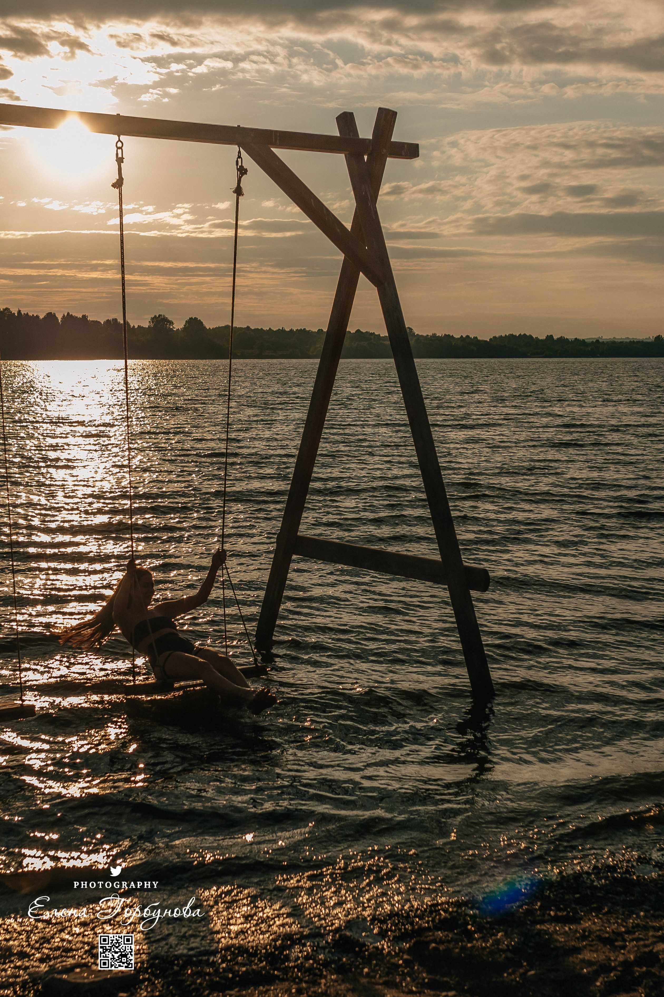 Черная серия с тканью. Набережная. Александра и Таисия. Июль 2025 г. Фотограф Пермь. Свадьбы. Семья и дети, школа, д. сад. Фотокниги