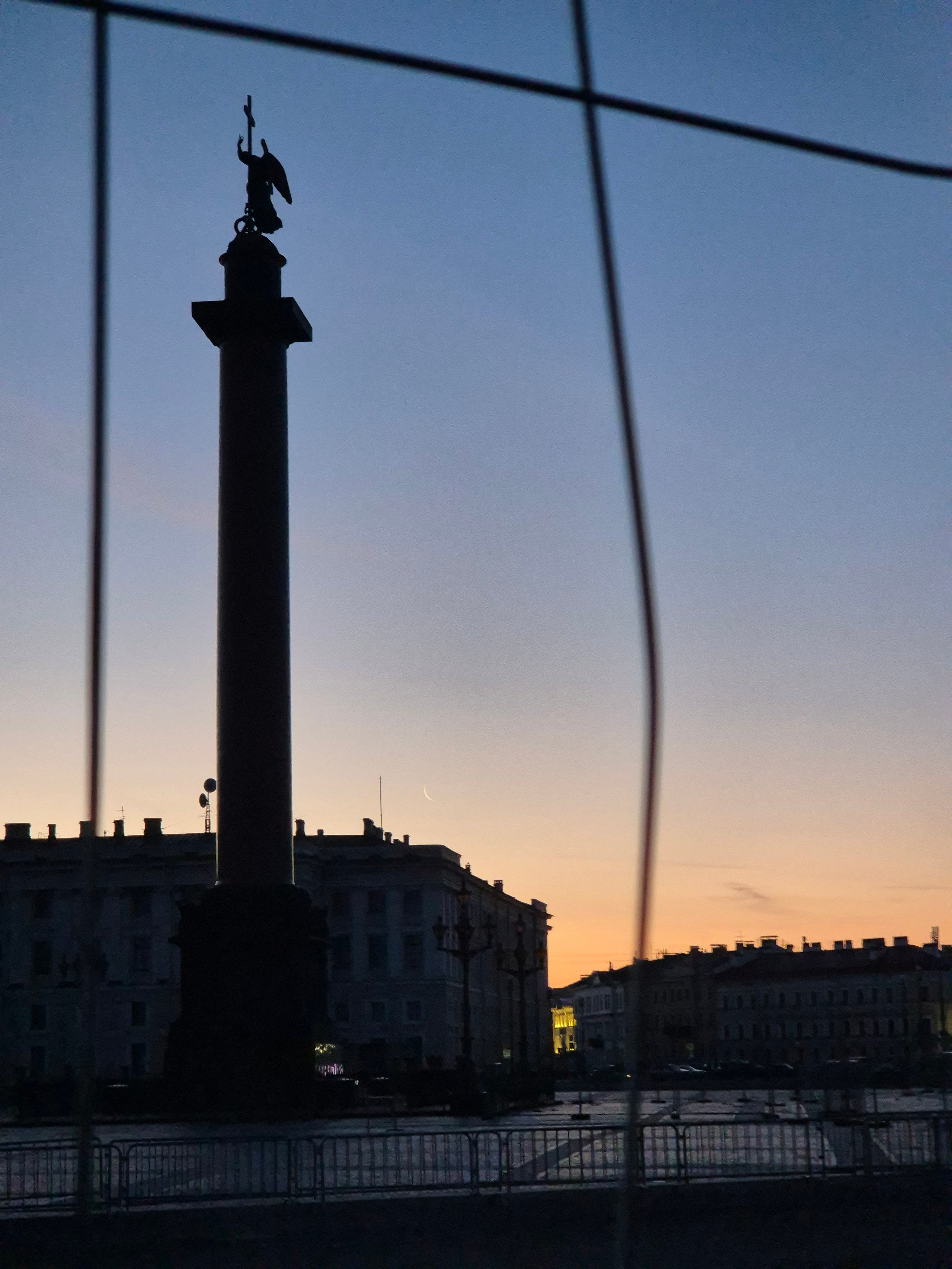 Дворцовая перегорожена после выпускного бала. 