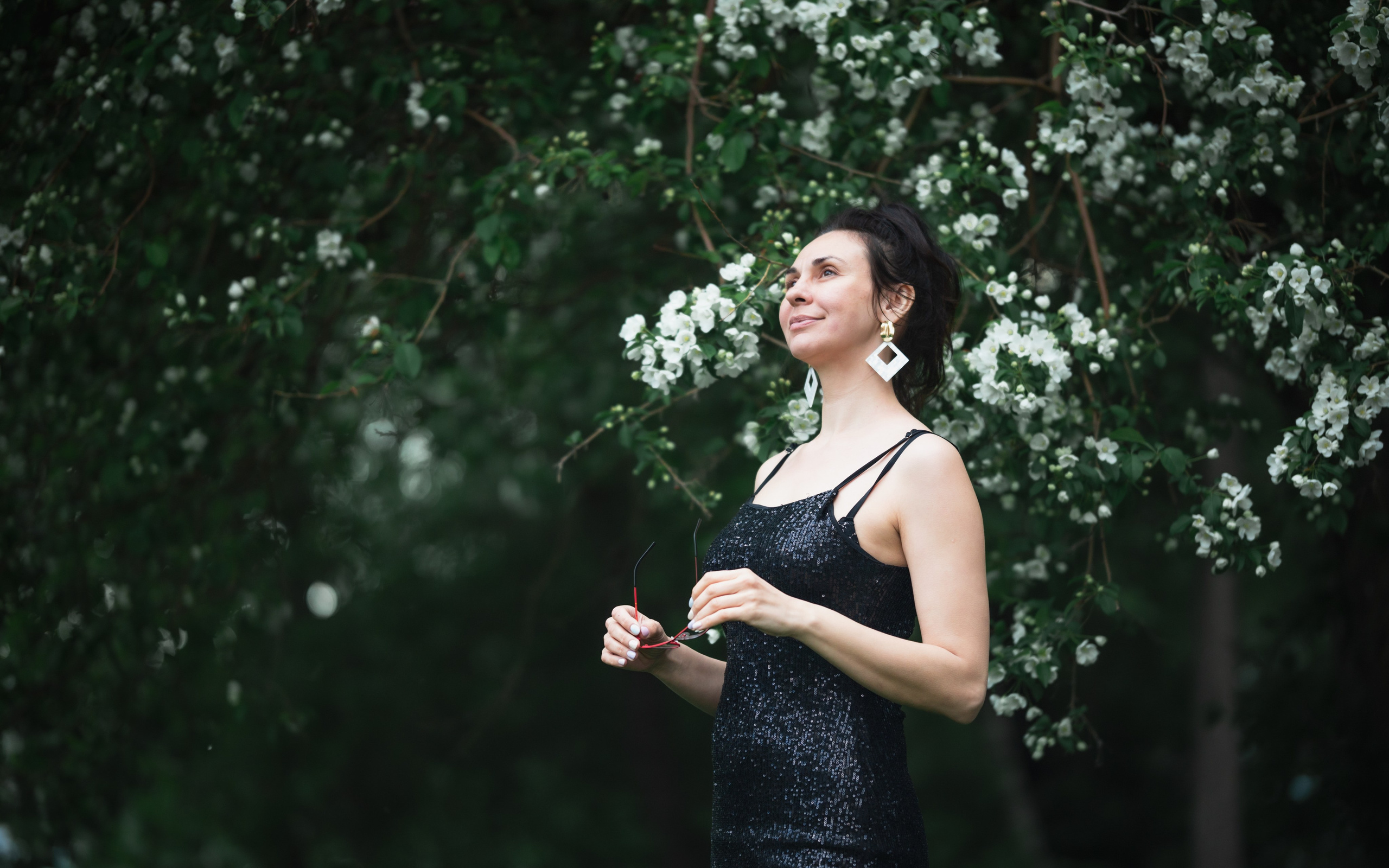 женский портет с яблонями