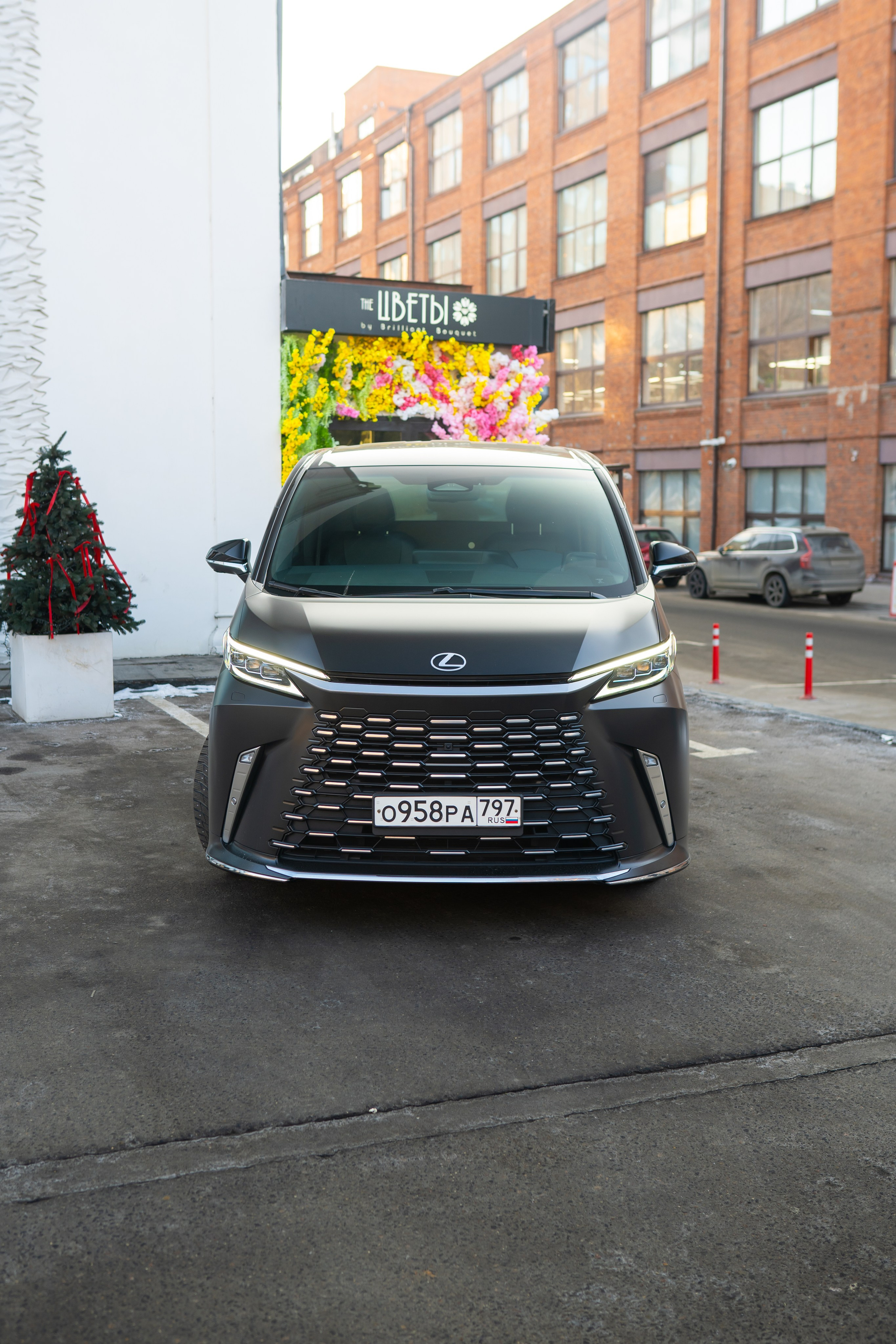 Lexus LM350h. Mirllaev