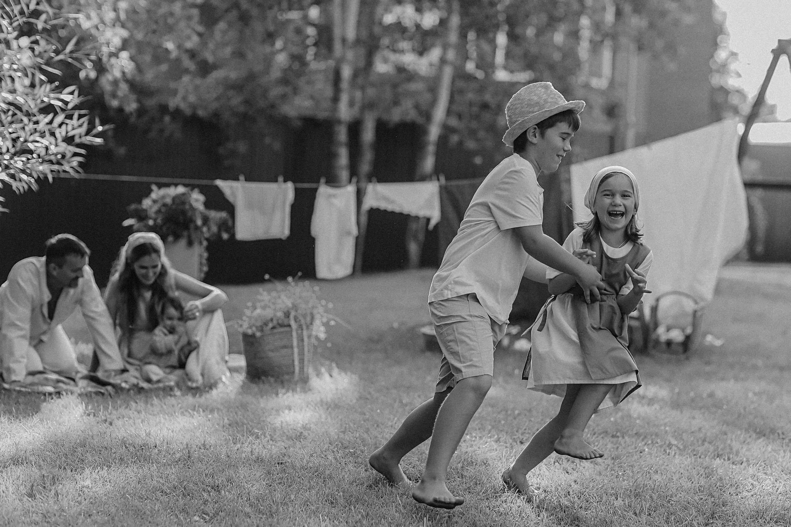 Стирка у дома. Семейный фотограф Тюмень, фотограф на роды Салмина Мария