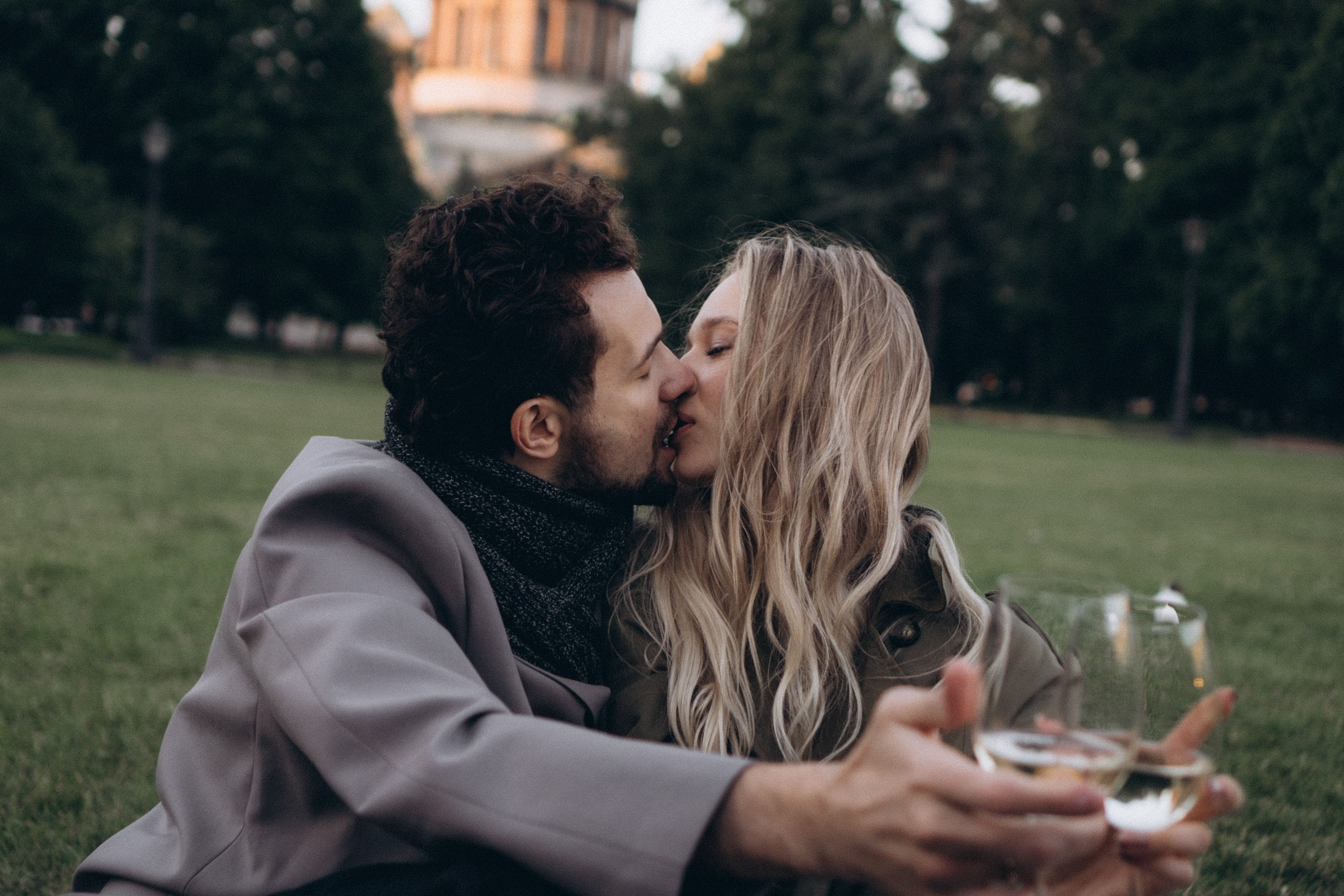 СВАДЕБНАЯ СЬЕМКА ПАРЫ НА РАССВЕТЕ В БЕЛЫЕ НОЧИ И ПРОГУЛКА С РАЗВОДНЫМИ МОСТАМИ И ПИКНИК ВОЗЛЕ ИСАКИЕВСКОГО СОБОРА. Профессиональный фотограф, Санкт-Петербург — Виктория Богомолова