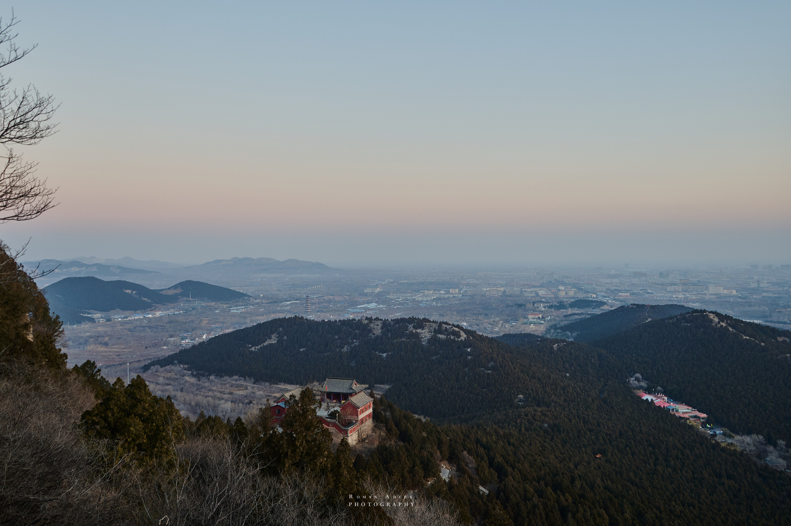 Рассвет на храмовой горе Юнмень. Цинчжоу. Фотограф Роман Адлер
