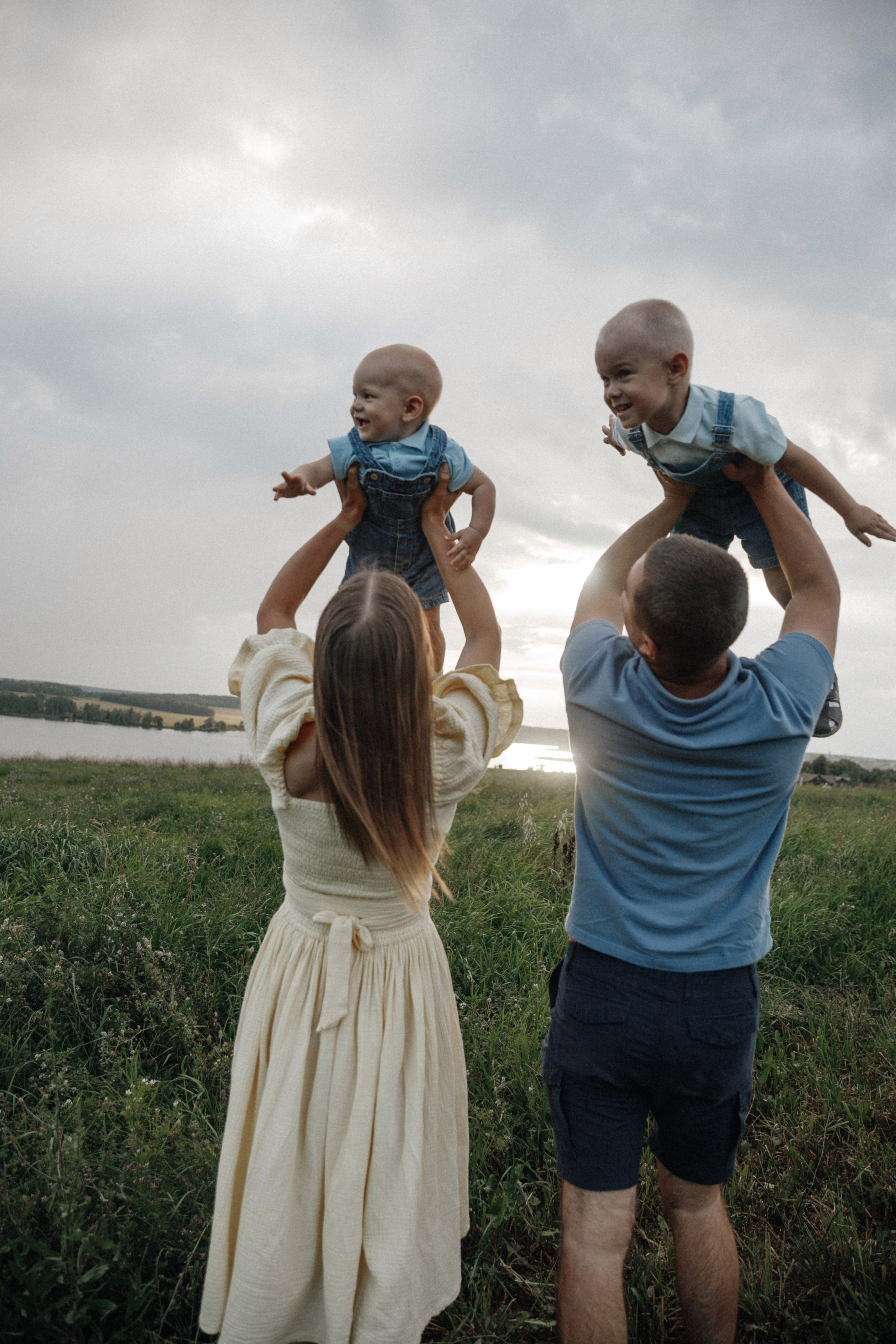 Семейная фотосессия в поле. Фотограф во Владимире Татьяна Бабикова
