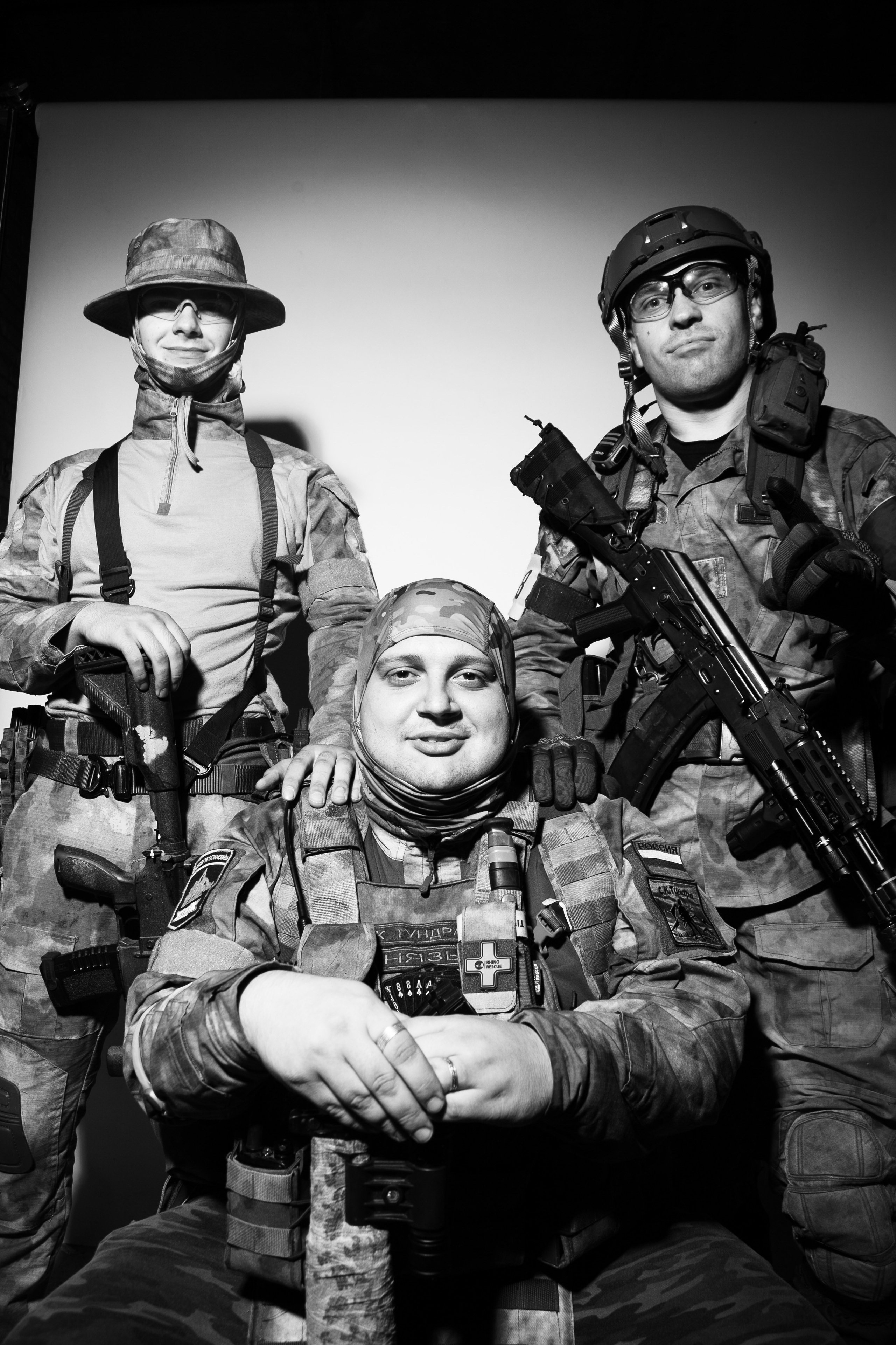 Фотосессия с оружием на заказ в Москве. Страйкбольная мастерская Бигич Воркшоп