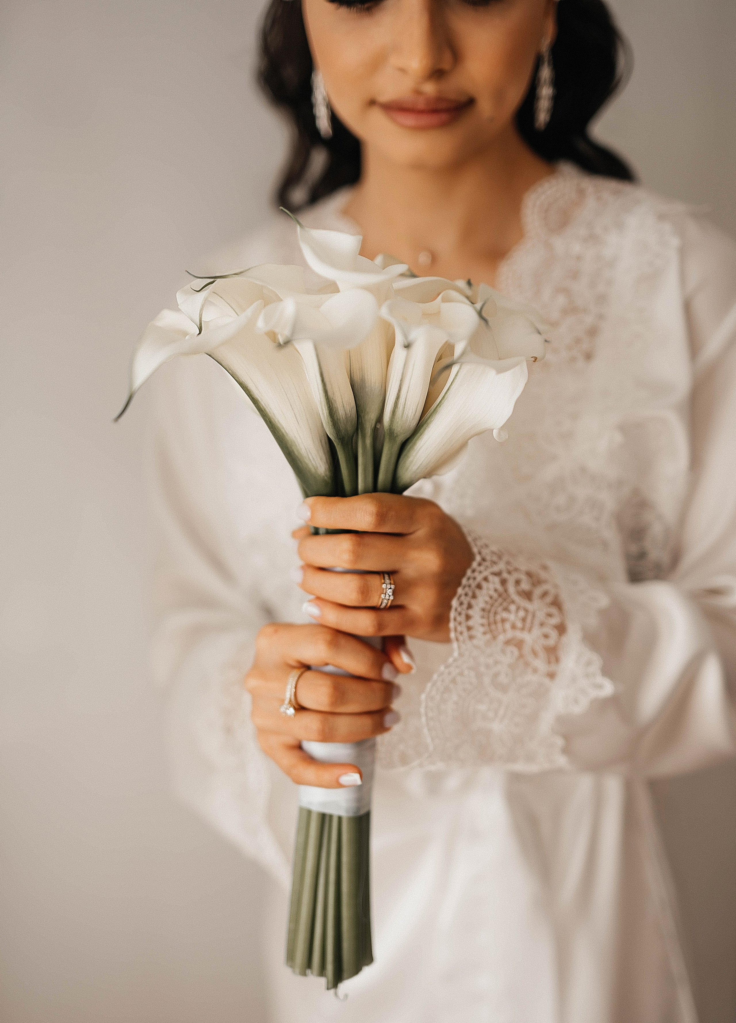 Невеста держит букет белых кал