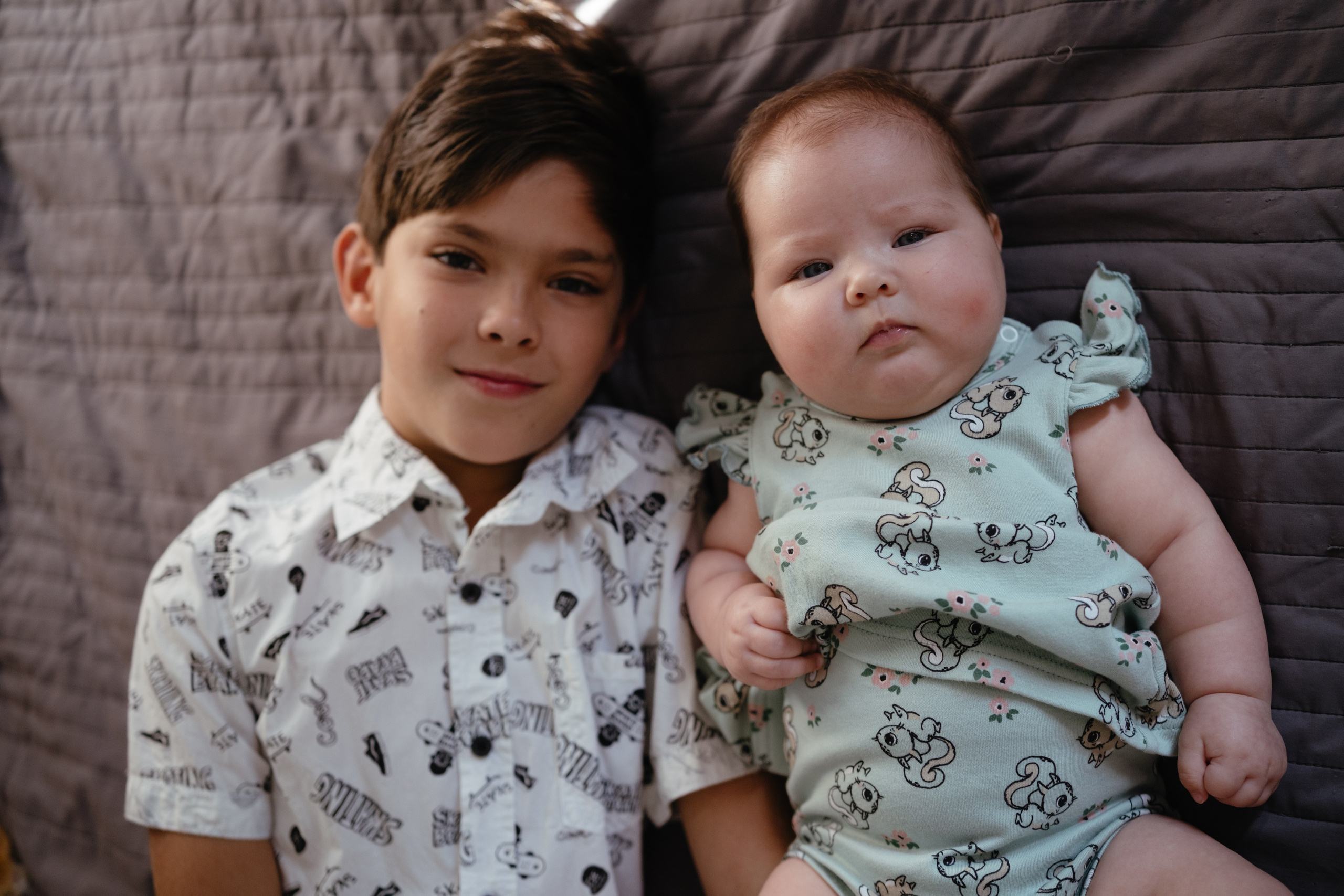 Алиса дома с мамой, братом и котом. Семейный детский ньюборн фотограф в Москве Марта Петрова