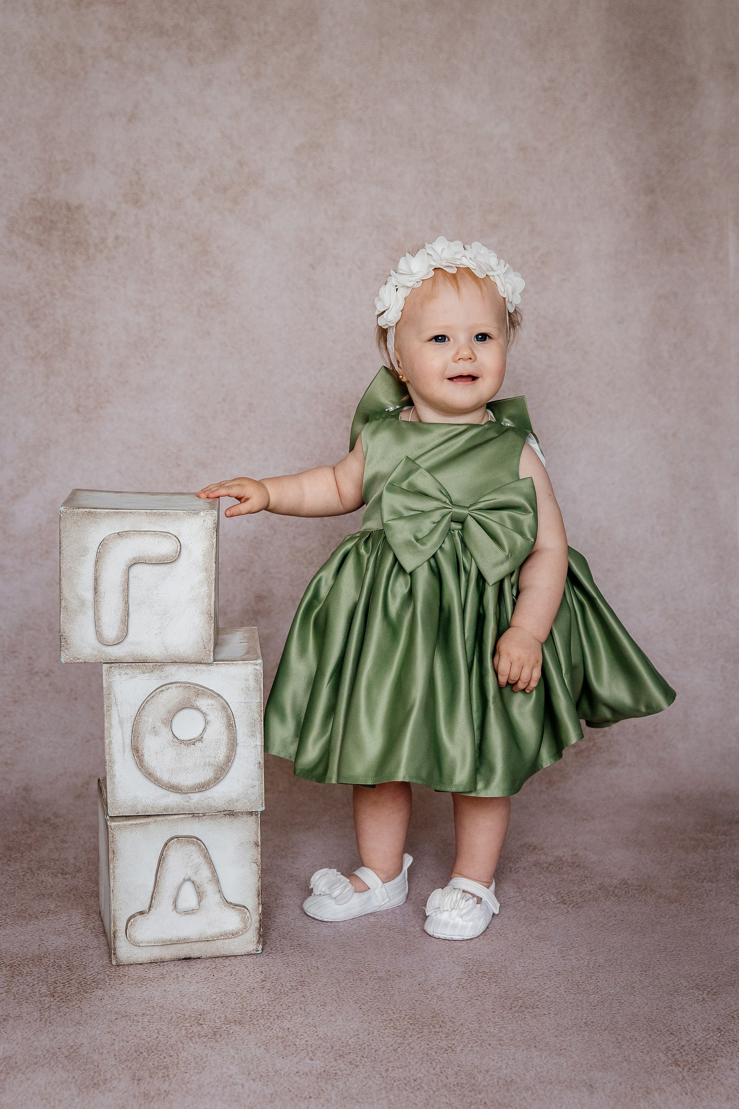 Минимализм (единичка, буквы-кубики, отдельный реквизит на фоне). Детский фотограф, выпускные альбомы в Нижнем Новгороде Бодягина Мария