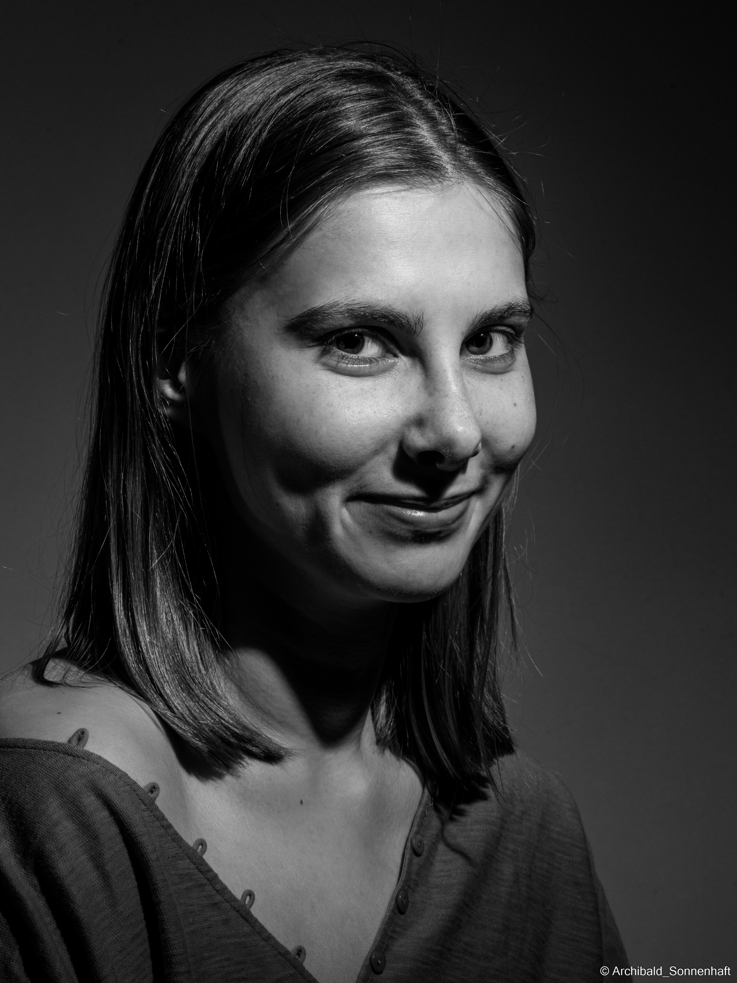 Cheking my new flash with Alina. Photographer in Guangzhou, China. Archibald Sonnenhaft