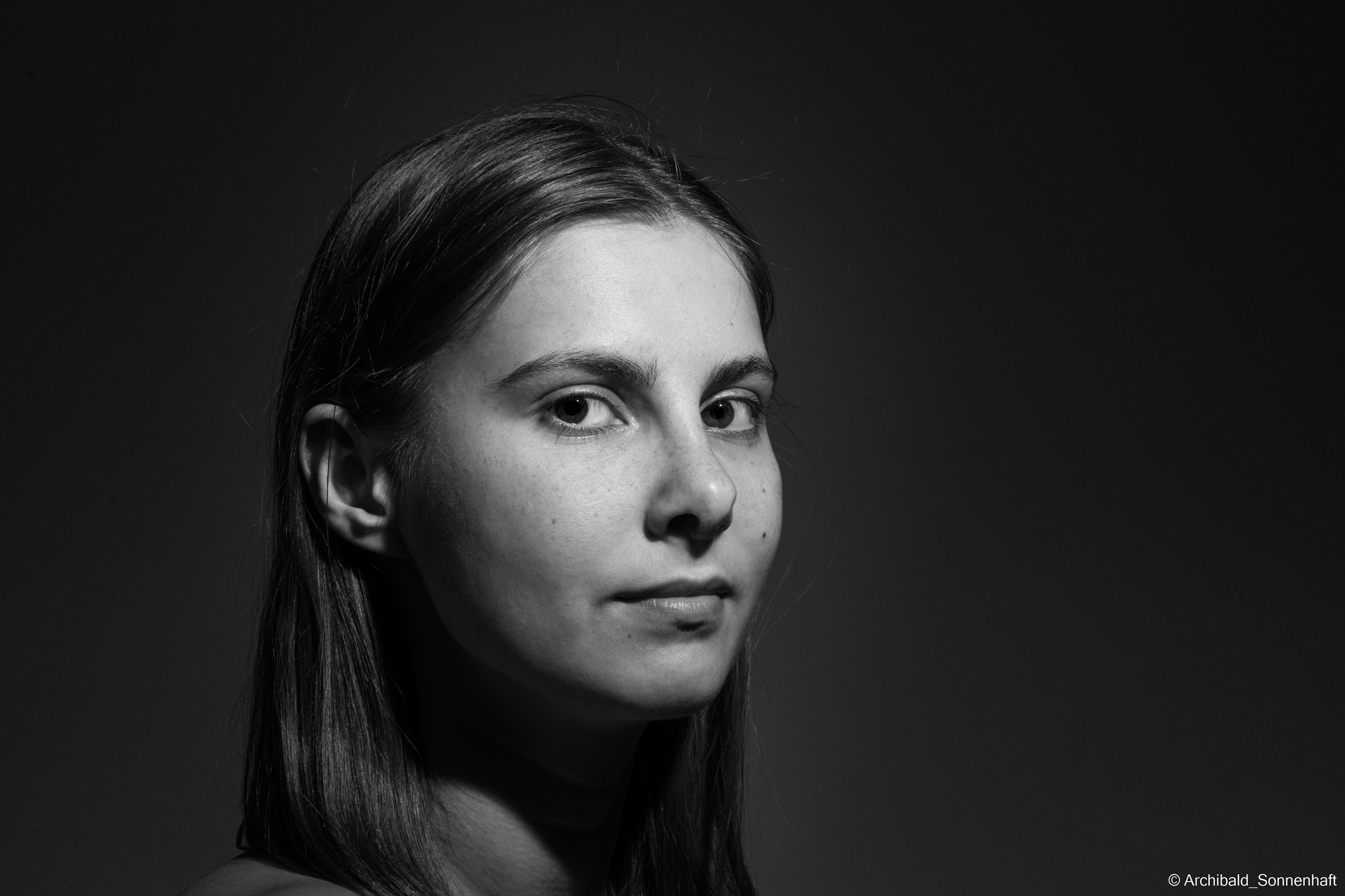 Cheking my new flash with Alina. Photographer in Guangzhou, China. Archibald Sonnenhaft