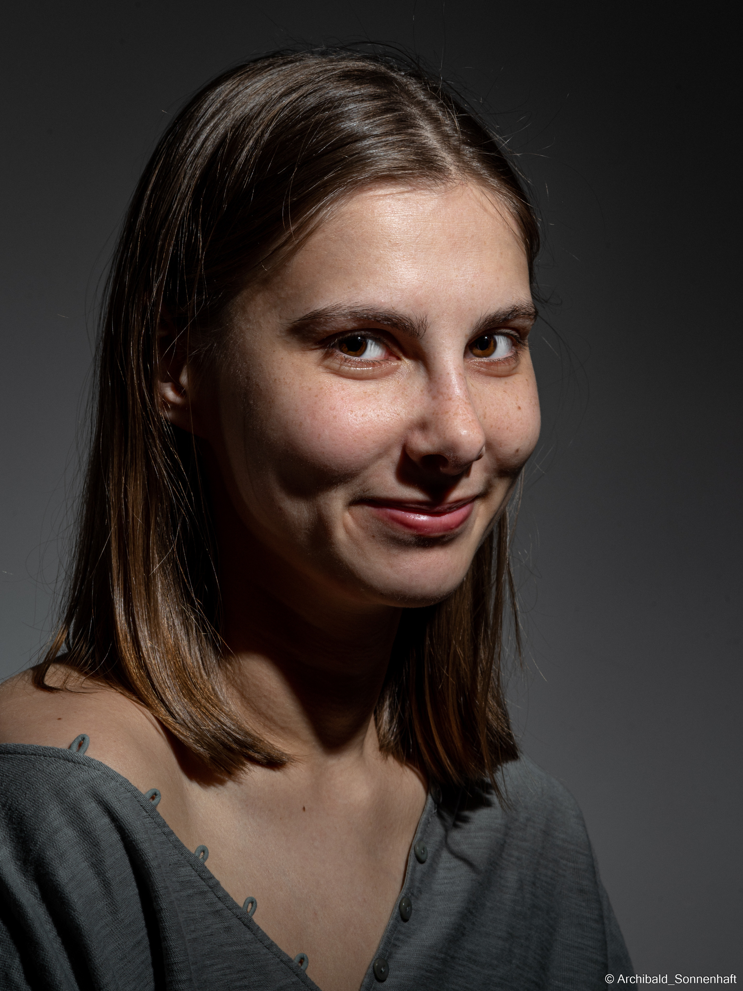 Cheking my new flash with Alina. Photographer in Guangzhou, China. Archibald Sonnenhaft