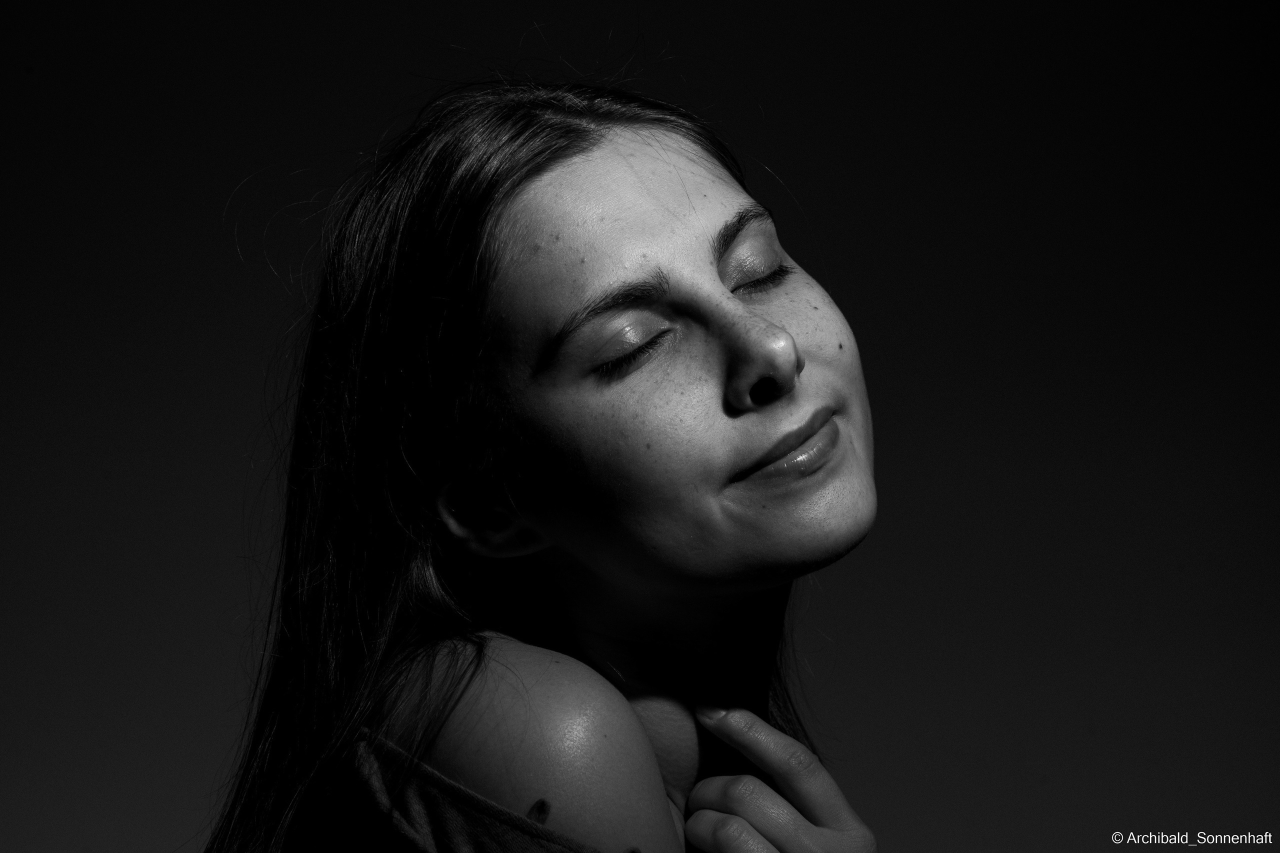 Cheking my new flash with Alina. Photographer in Guangzhou, China. Archibald Sonnenhaft