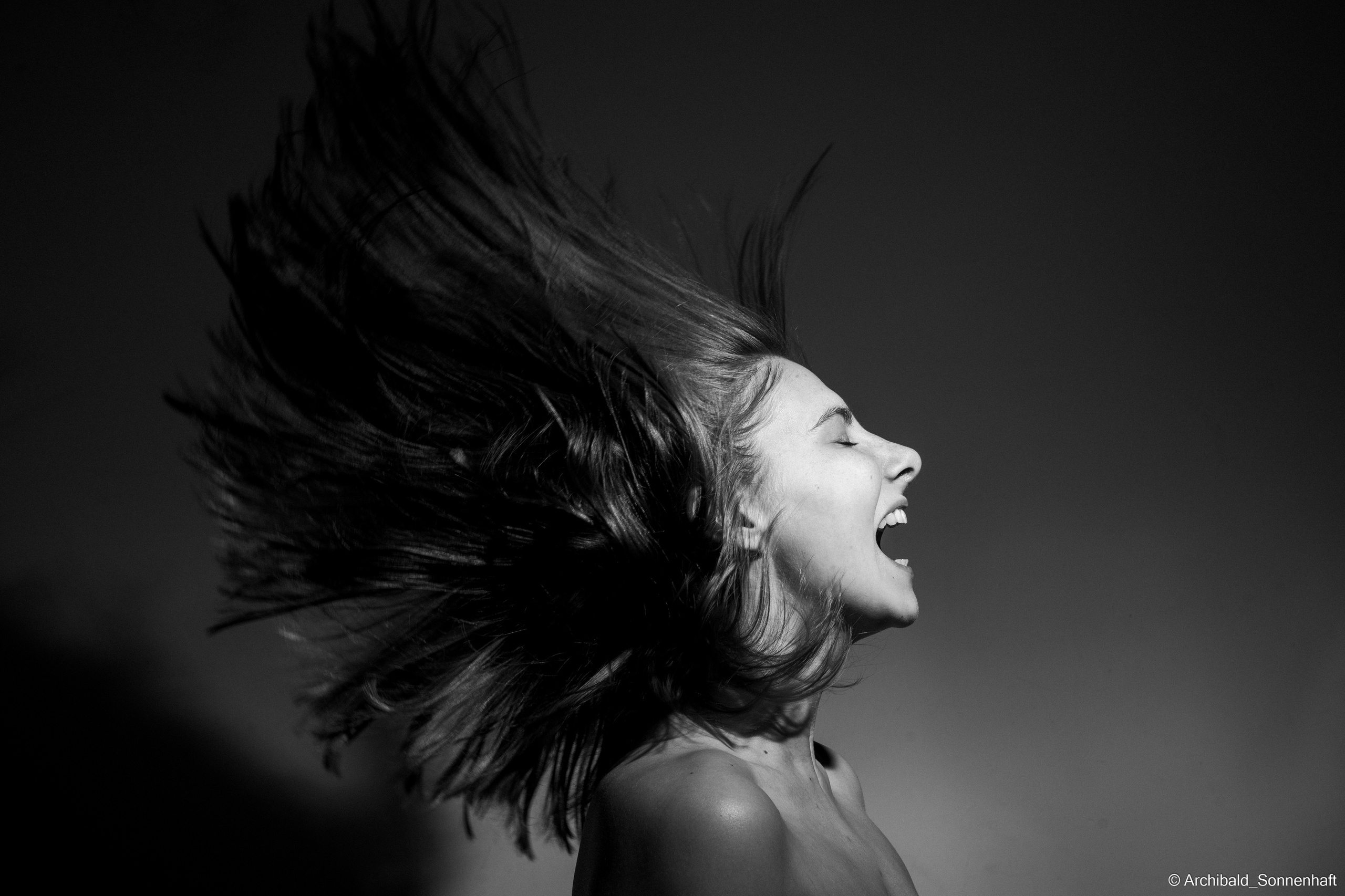 Cheking my new flash with Alina. Photographer in Guangzhou, China. Archibald Sonnenhaft