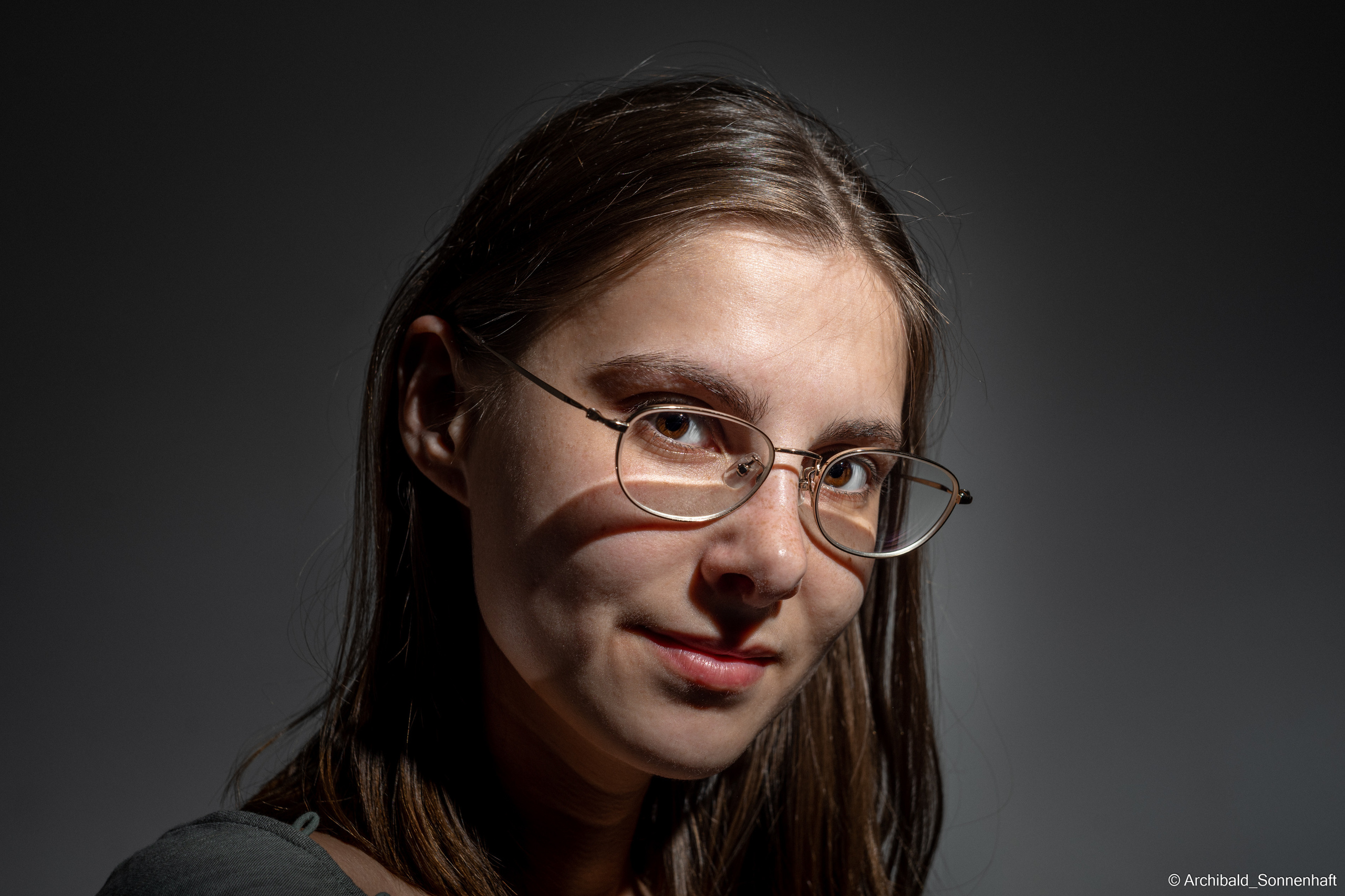 Cheking my new flash with Alina. Photographer in Guangzhou, China. Archibald Sonnenhaft