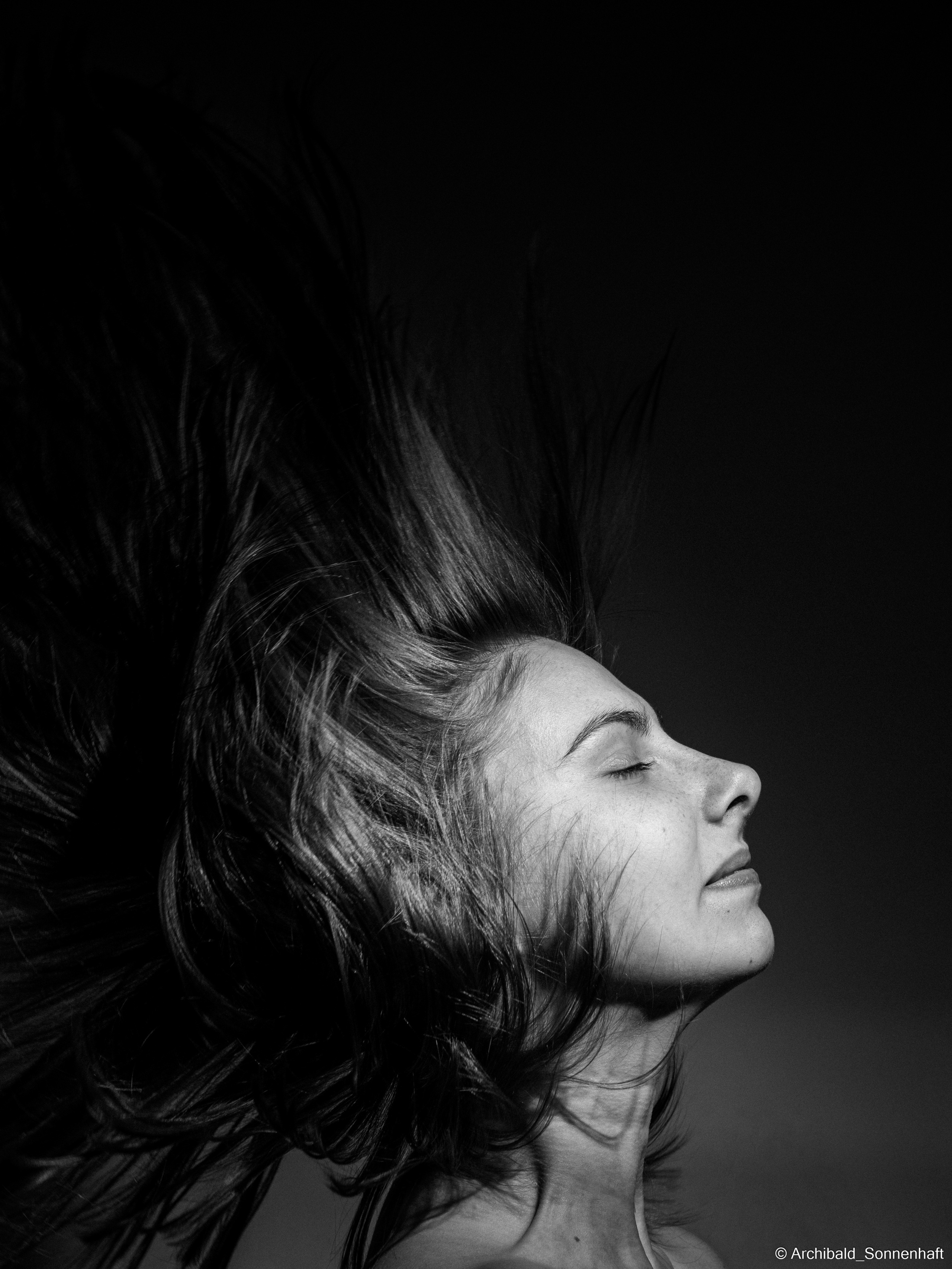 Cheking my new flash with Alina. Photographer in Guangzhou, China. Archibald Sonnenhaft