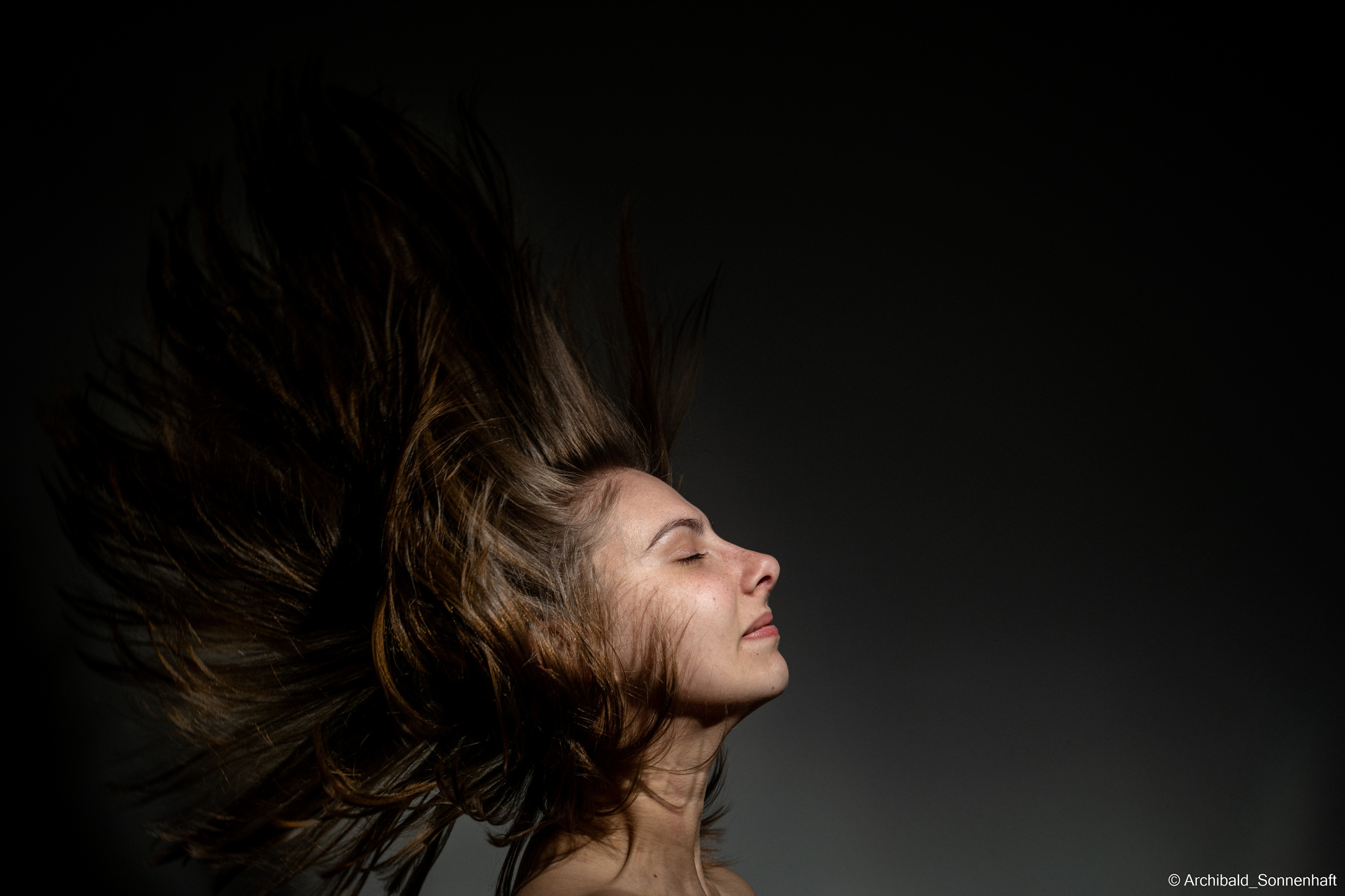 Cheking my new flash with Alina. Photographer in Guangzhou, China. Archibald Sonnenhaft