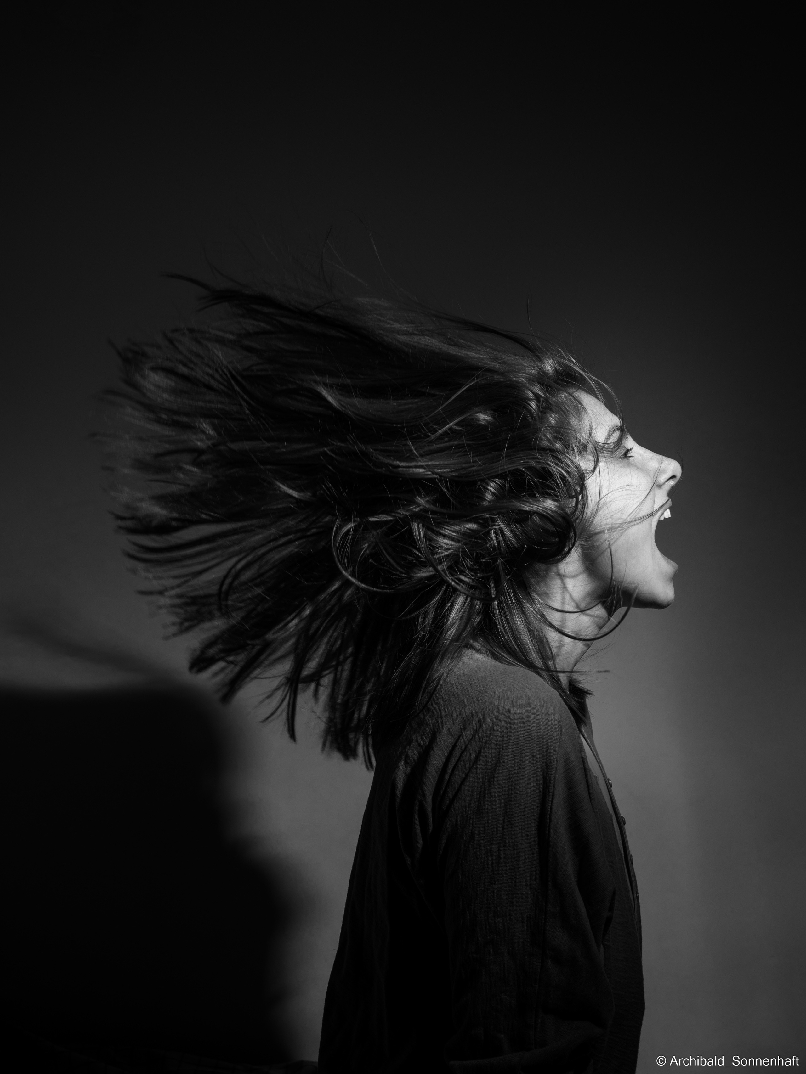 Cheking my new flash with Alina. Photographer in Guangzhou, China. Archibald Sonnenhaft