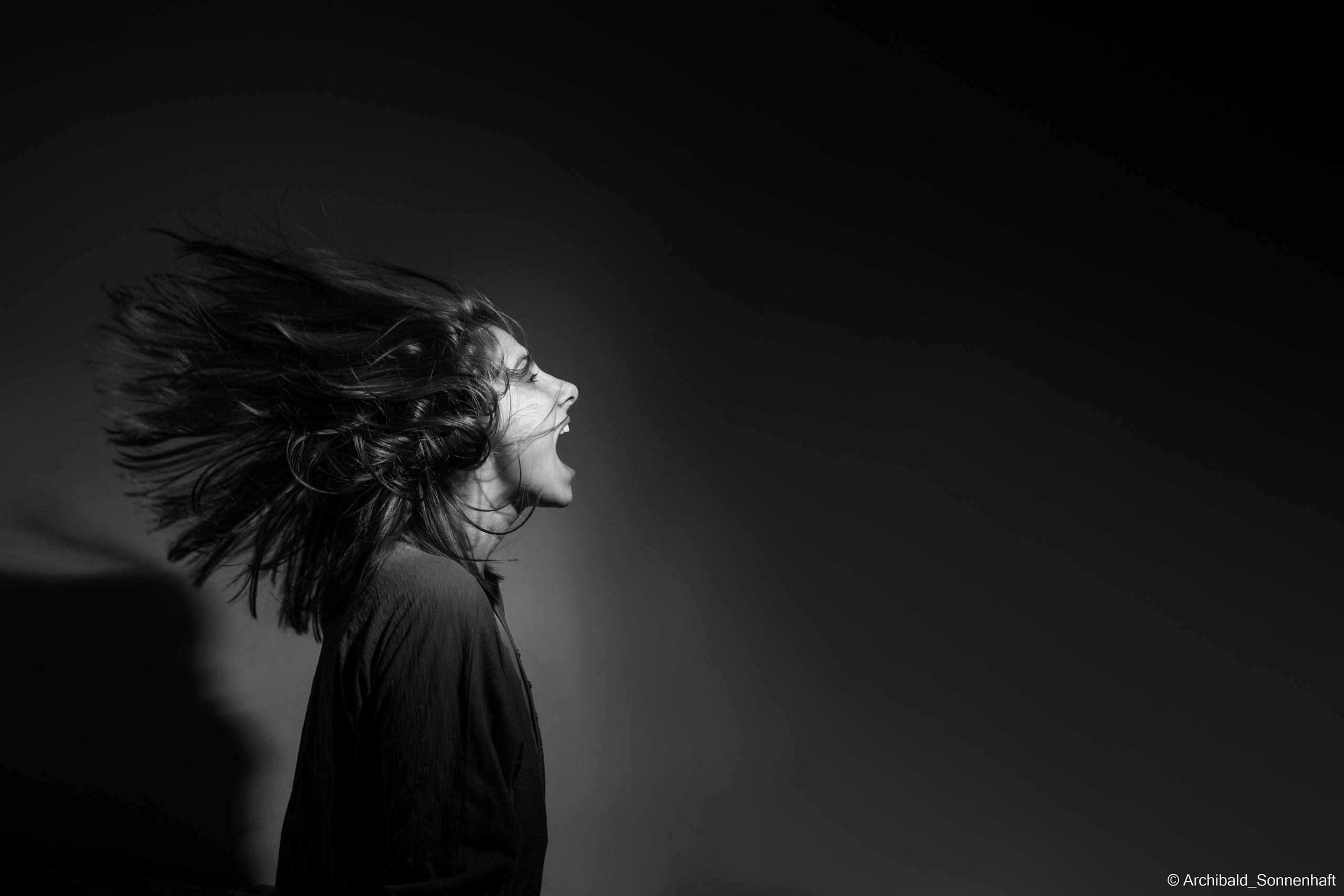 Cheking my new flash with Alina. Photographer in Guangzhou, China. Archibald Sonnenhaft