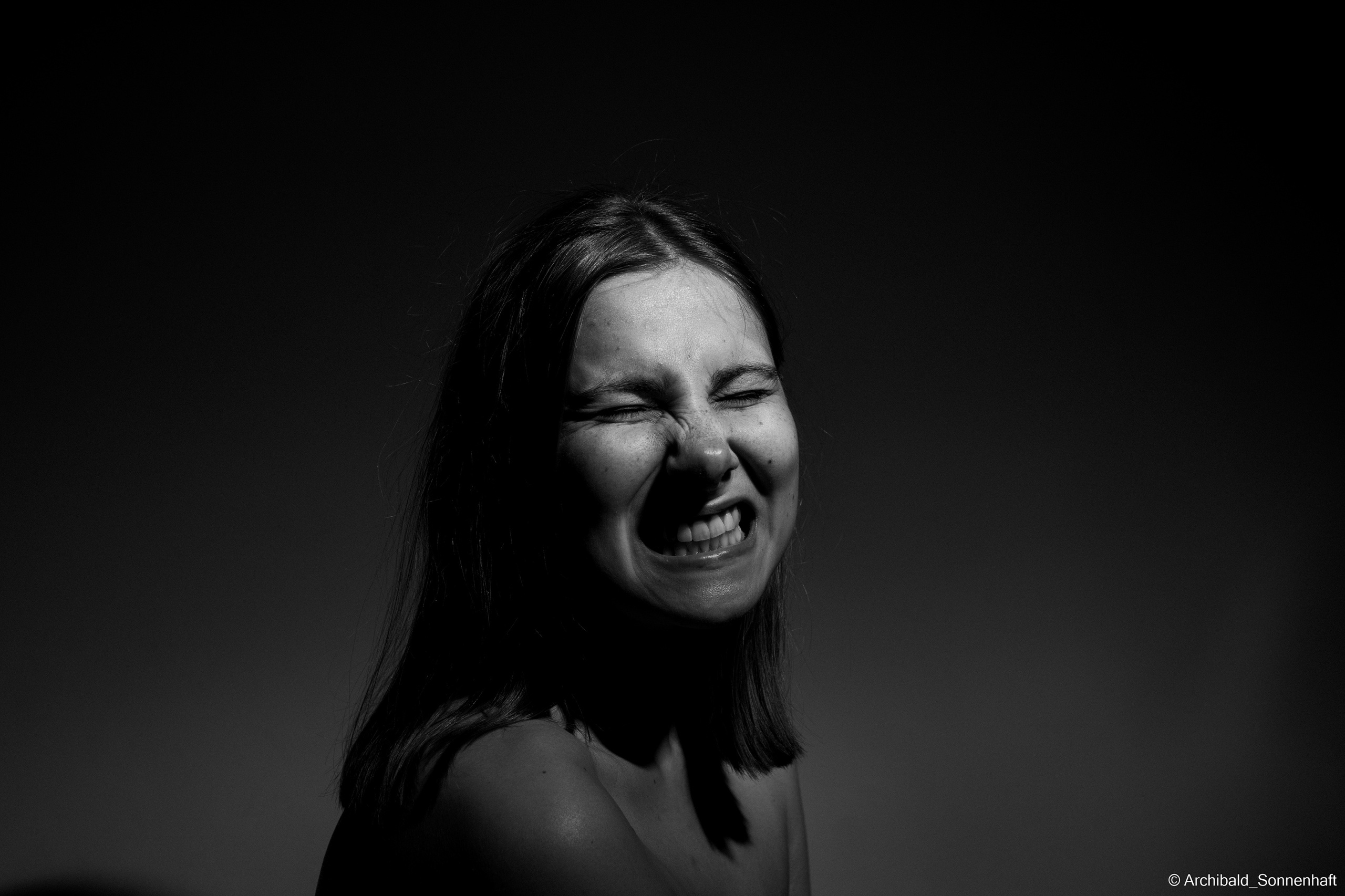 Cheking my new flash with Alina. Photographer in Guangzhou, China. Archibald Sonnenhaft