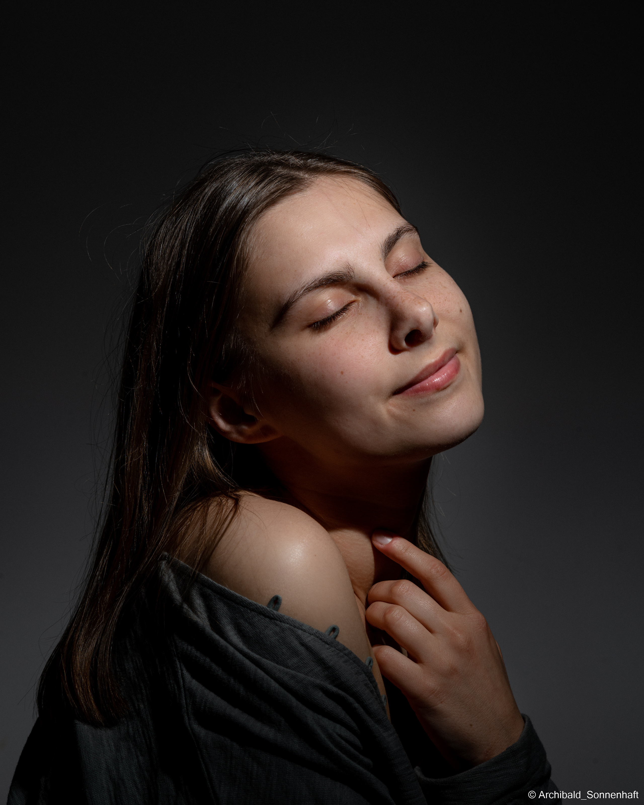 Cheking my new flash with Alina. Photographer in Guangzhou, China. Archibald Sonnenhaft