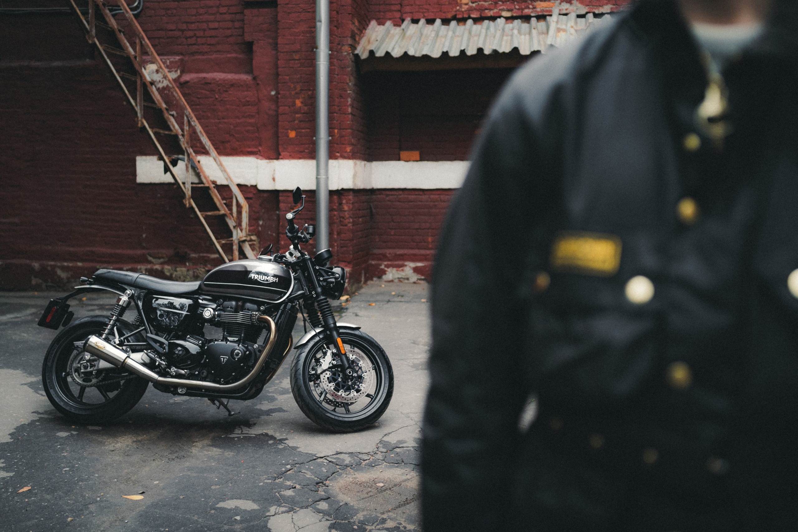 Triumph Speed Twin 1200 x Serge. Фотограф Илья К. в Москве