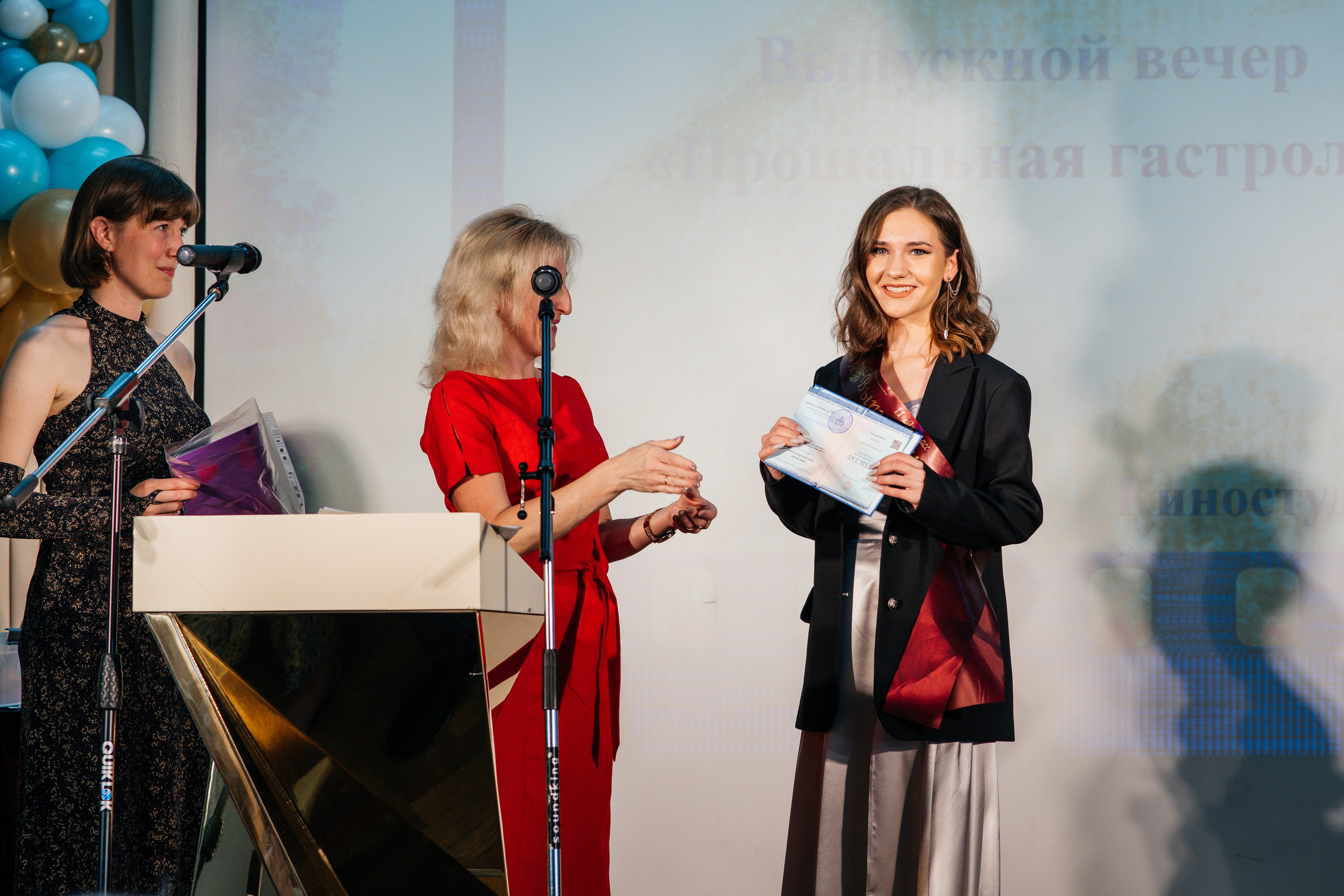 Вручение аттестатов. Выпускные альбомы в Подольске Москве и МО