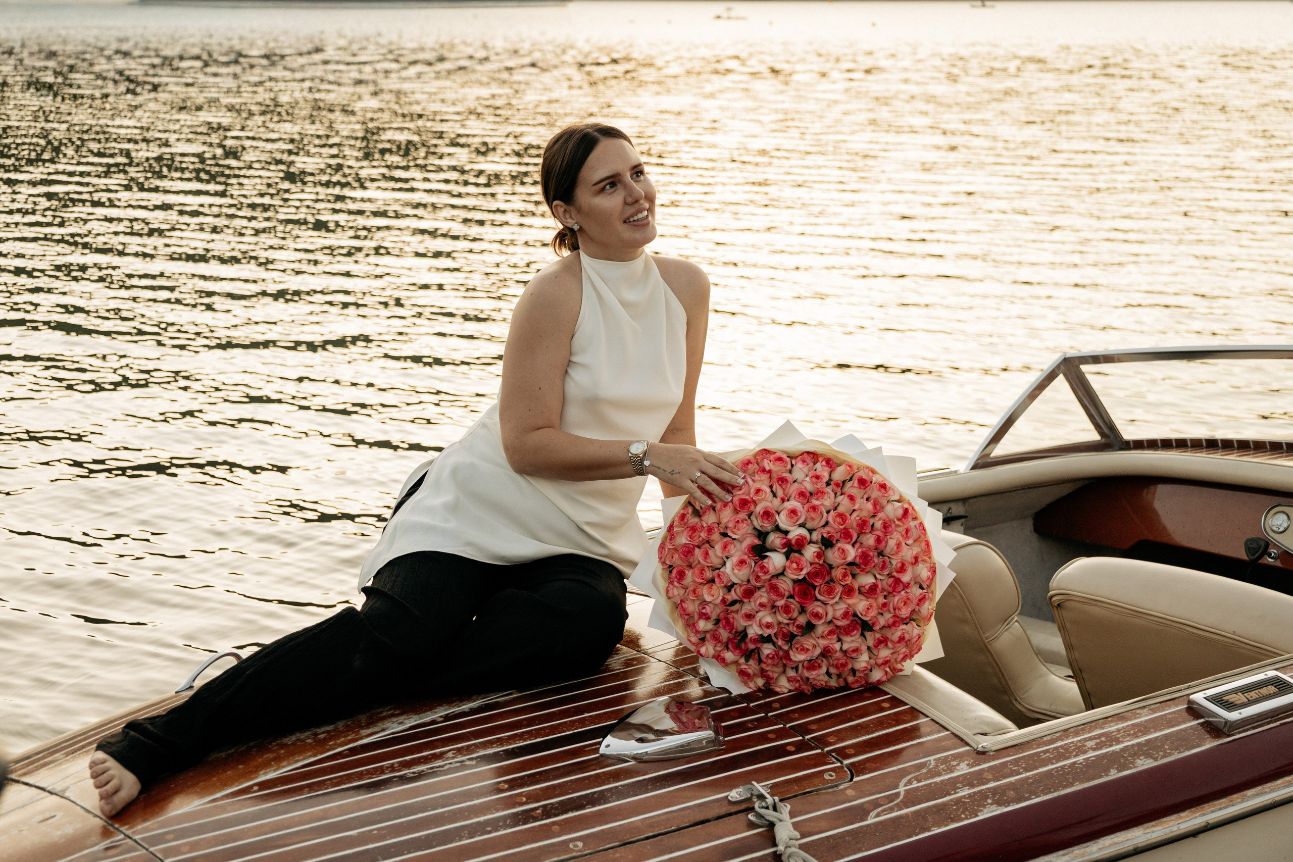 Застывший миг: счастливое изумление в глазах невесты в момент предложения на воде