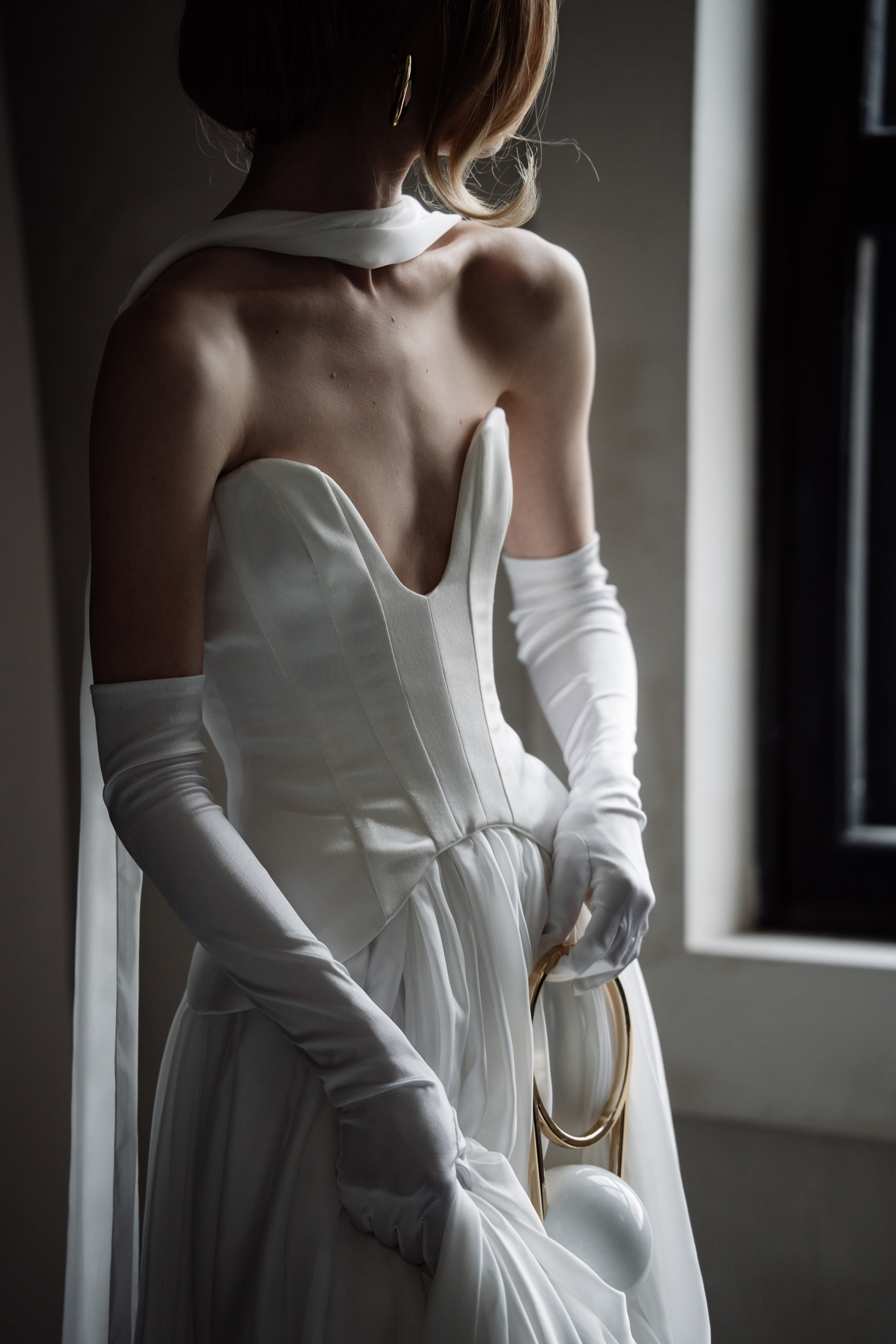  Свадебный фотограф Геленджик — нежные портреты жениха с невестой в студии.