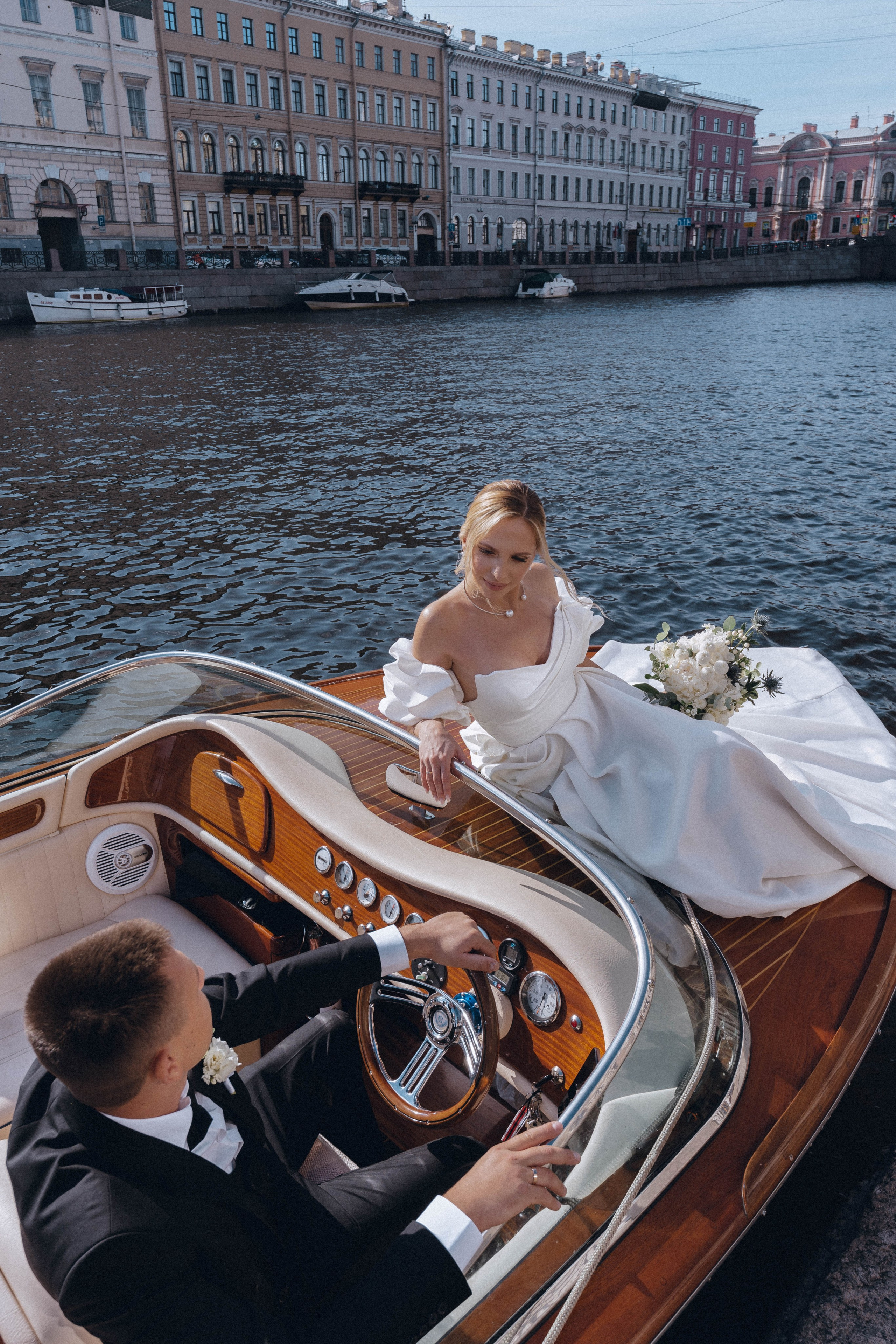 СВАДЕНБНАЯ СЬЕМКА НА КАТЕРЕ ПО КАНАЛАМ САНКТ-ПЕТЕРБУРГА И В АКВАТОРИИ НЕВЫ. Профессиональный фотограф, Санкт-Петербург — Виктория Богомолова