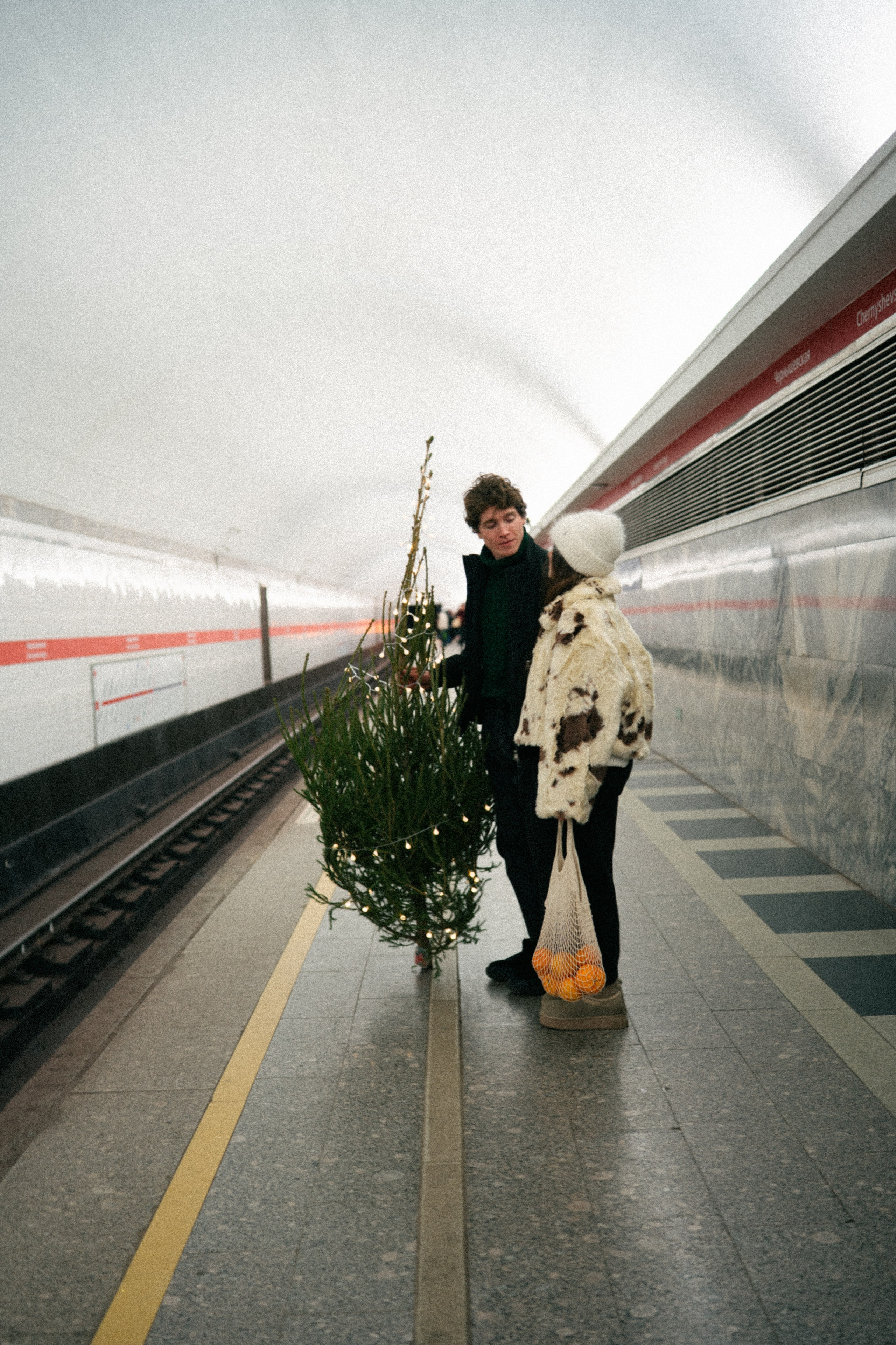 НОВОГОДНЯЯ ПРОГУЛКА ПАРЫ ПО ЧЕРНЫШЕВСКОЙ ПЕРЕД НОВЫМ ГОДОМ. Профессиональный фотограф, Санкт-Петербург — Виктория Богомолова
