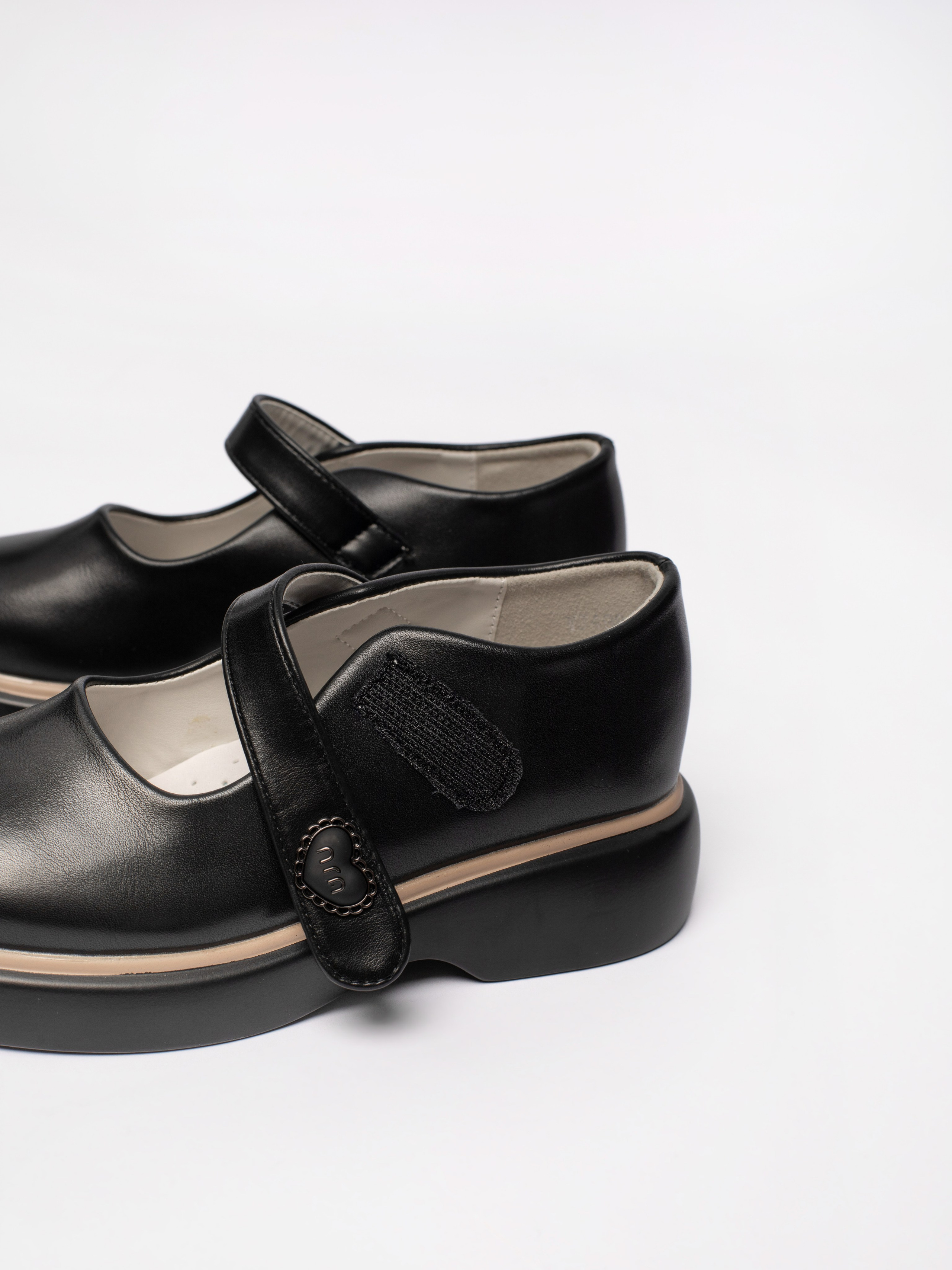 Школьные туфли. Фотостудия предметной и модельной съёмки для маркетплейсов