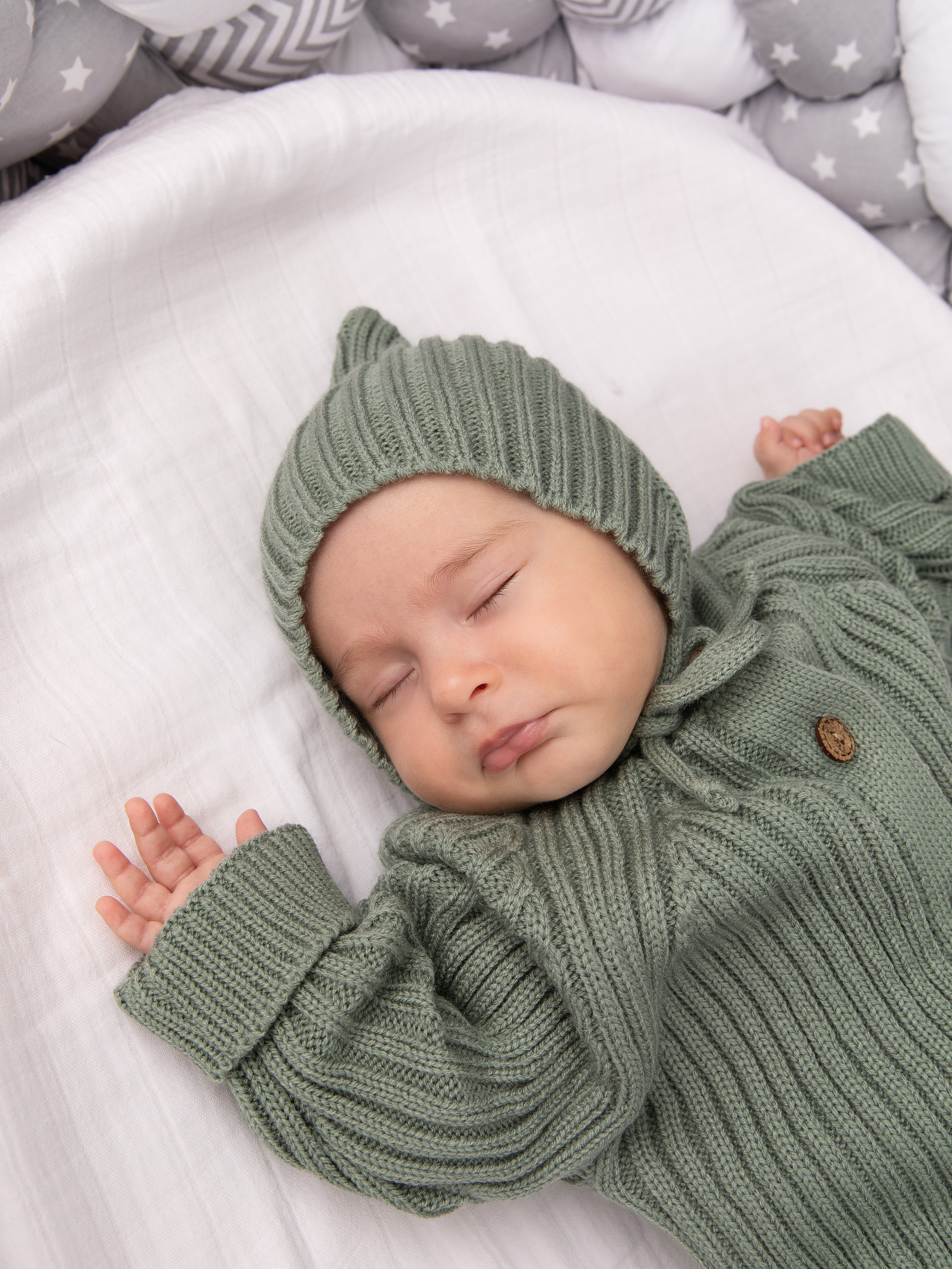 Детские вязаные комбинезоны. Фотостудия предметной и модельной съёмки для маркетплейсов